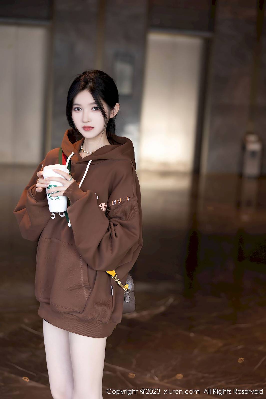 秀人网模特程程程-咖啡色卫衣搭配原色丝袜性感写真-7