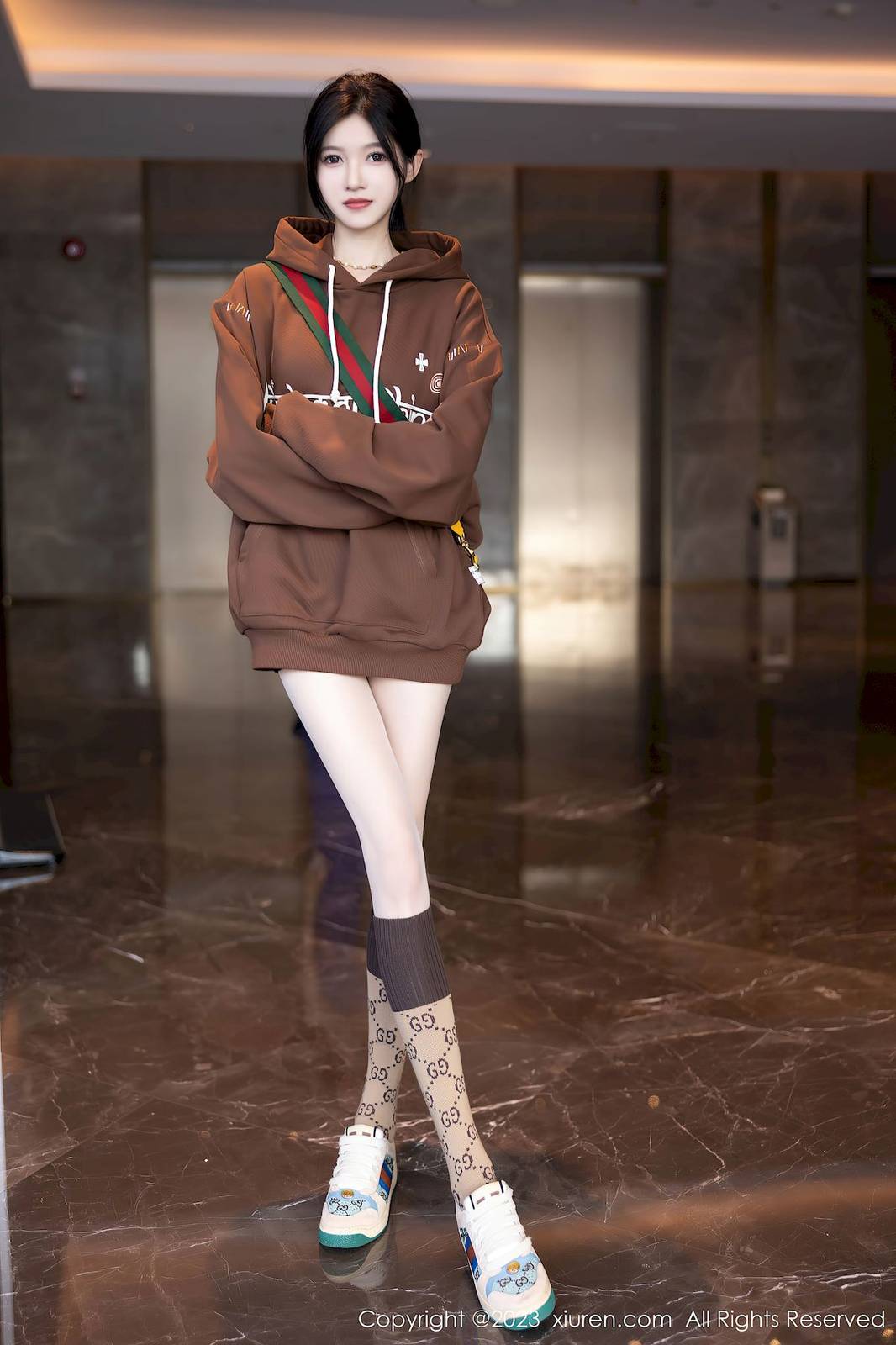 秀人网模特程程程-咖啡色卫衣搭配原色丝袜性感写真-8