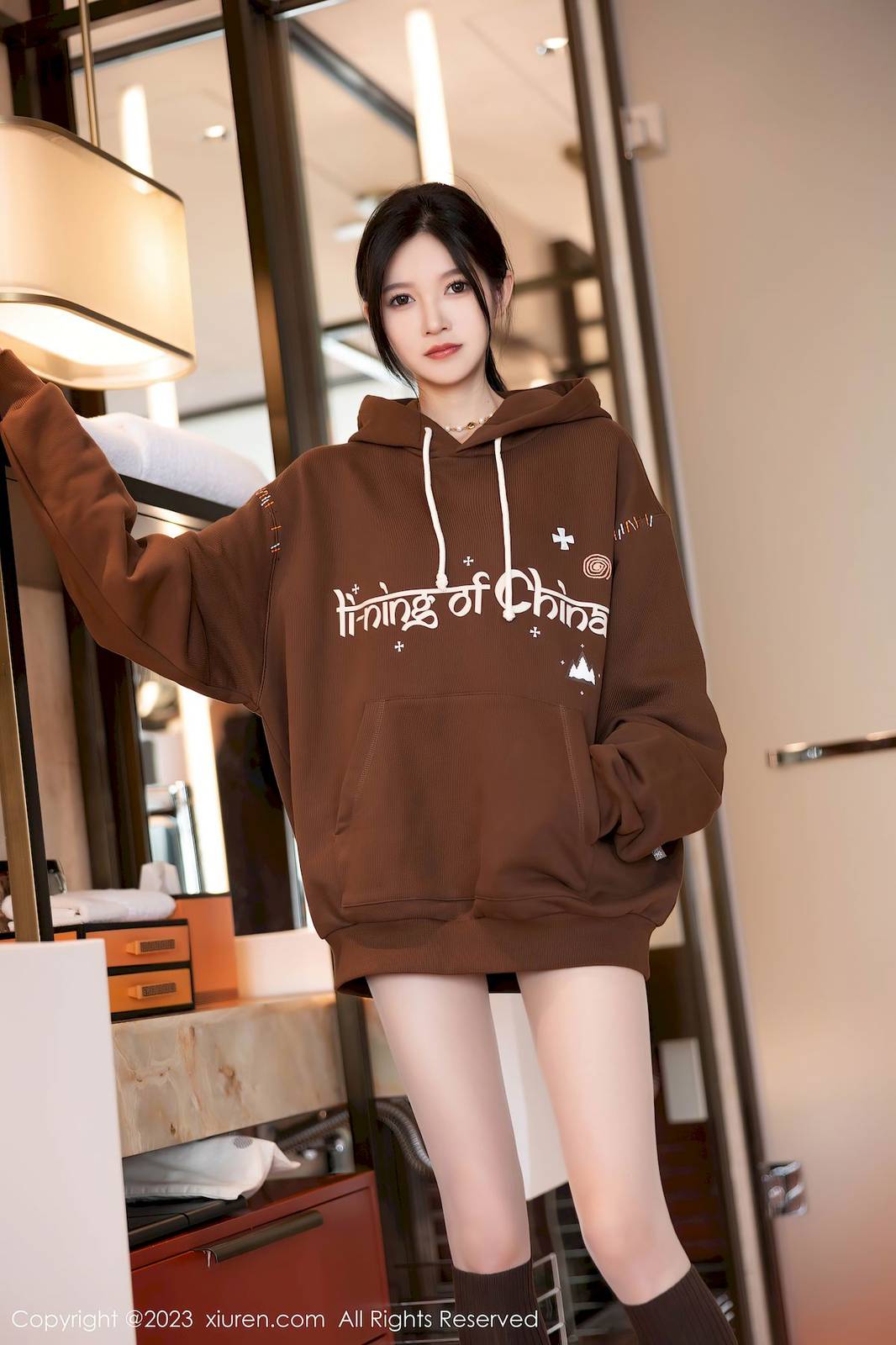 秀人网模特程程程-咖啡色卫衣搭配原色丝袜性感写真-11