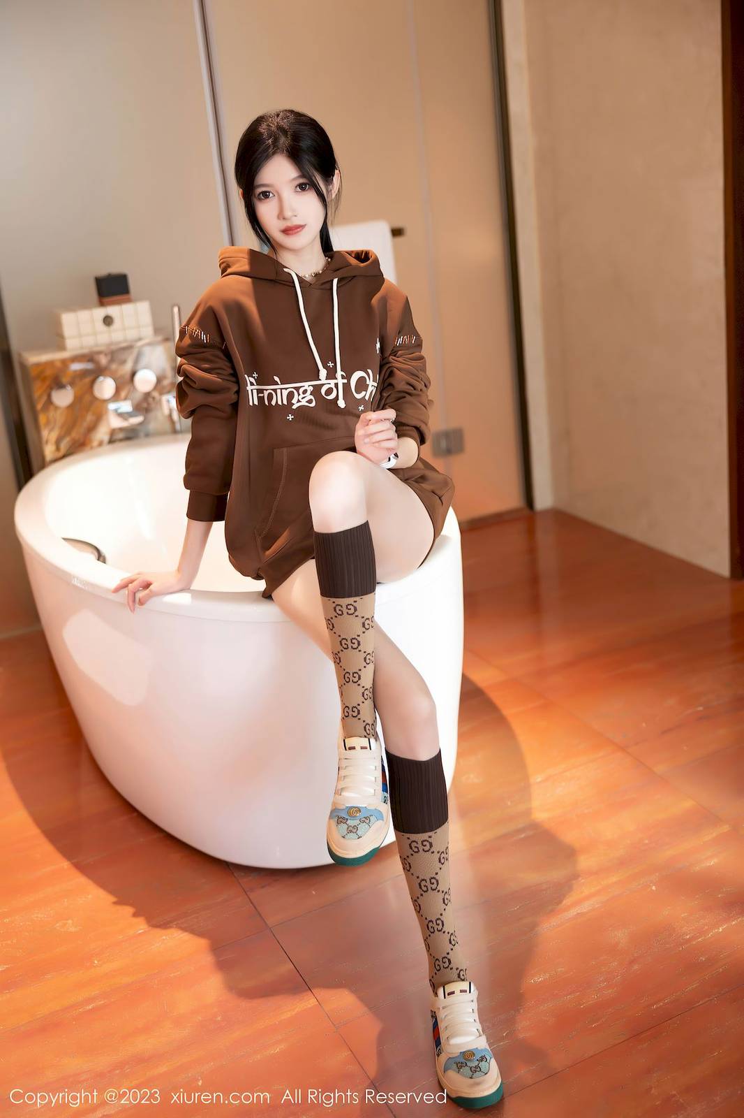 秀人网模特程程程-咖啡色卫衣搭配原色丝袜性感写真-17