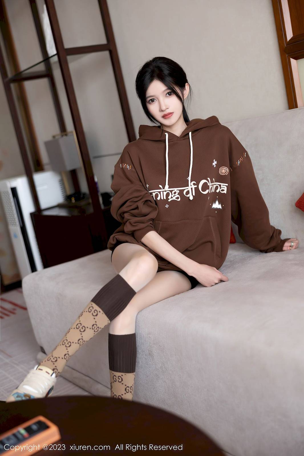 秀人网模特程程程-咖啡色卫衣搭配原色丝袜性感写真-19