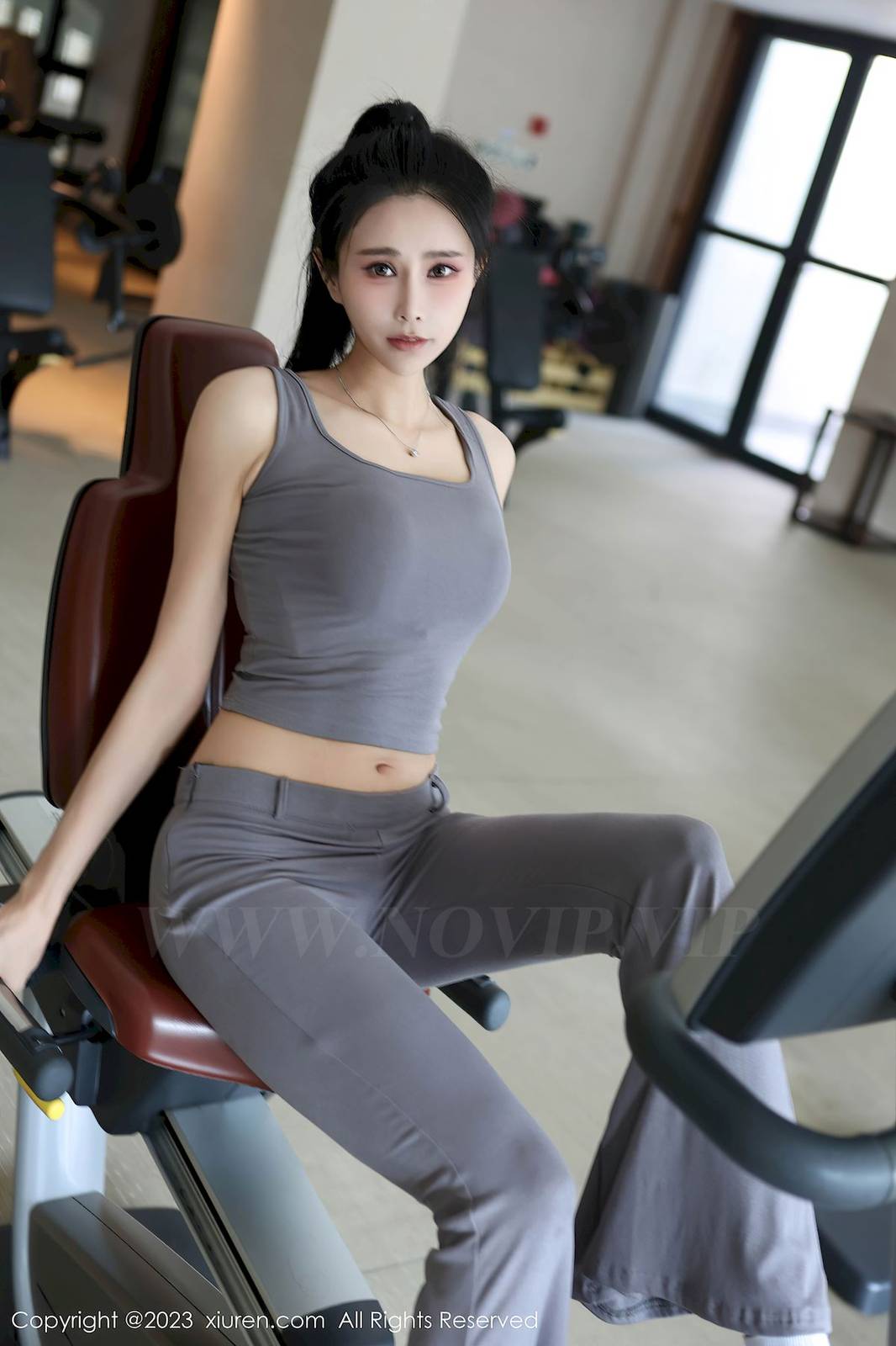 秀人网模特草莓mm灰色运动服饰健身场所性感写真-3