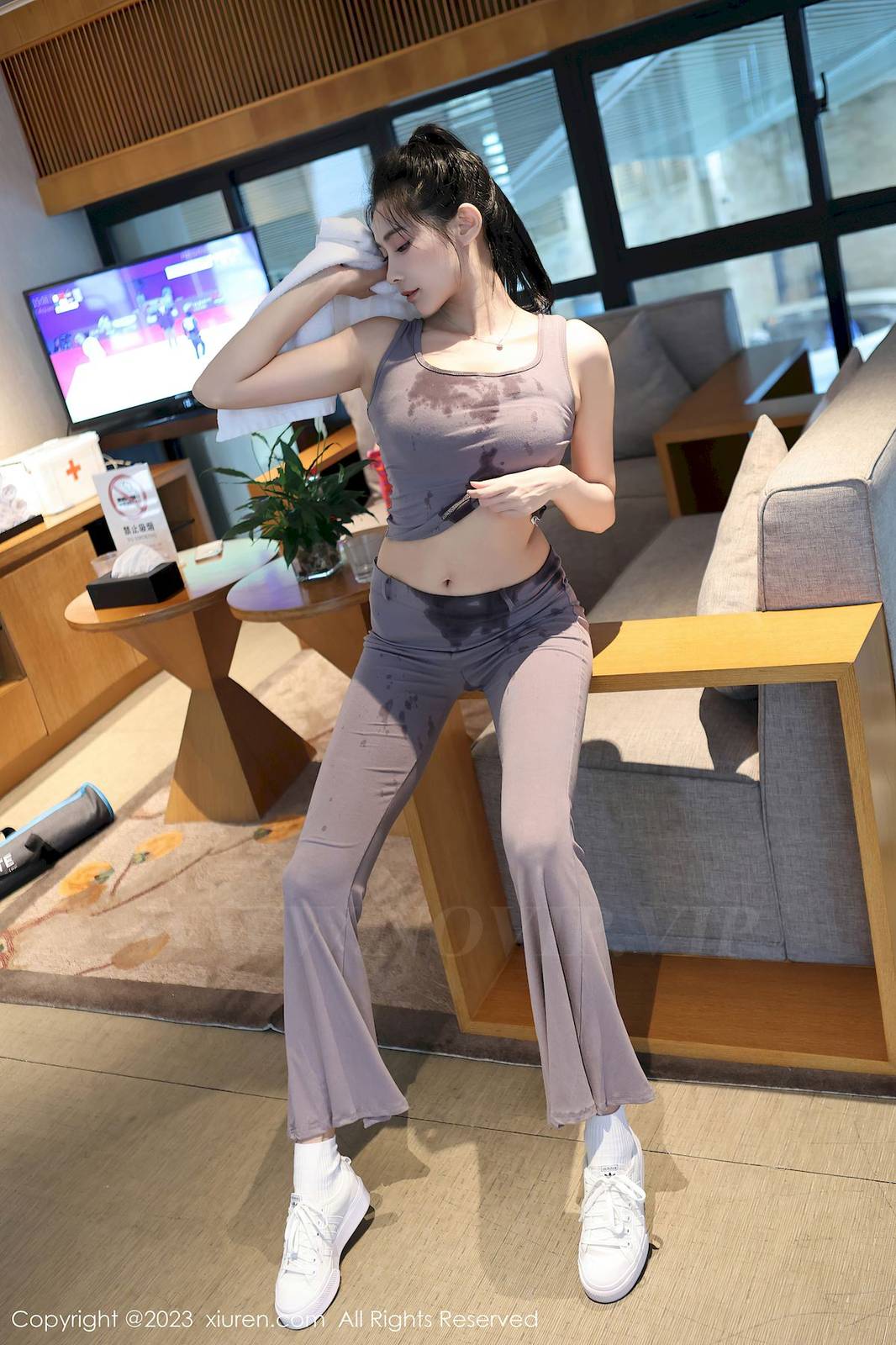 秀人网模特草莓mm灰色运动服饰健身场所性感写真-14