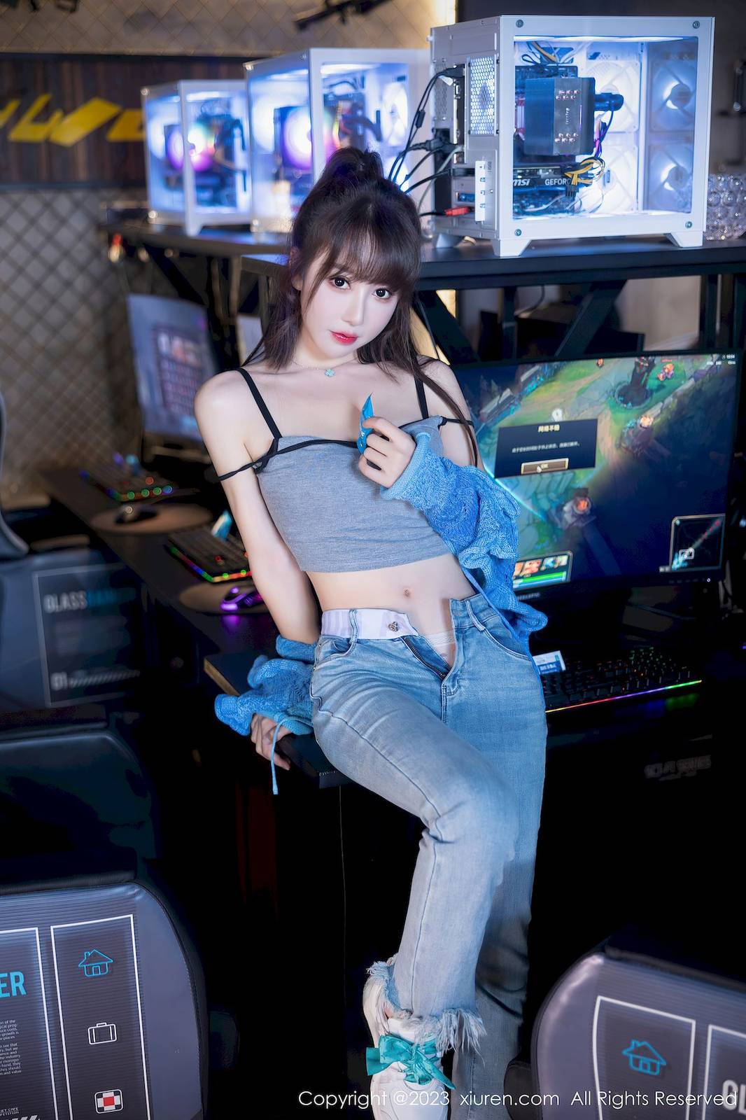 秀人网新人模特白笑笑蓝色上衣搭配简约牛仔裤性感写真-17