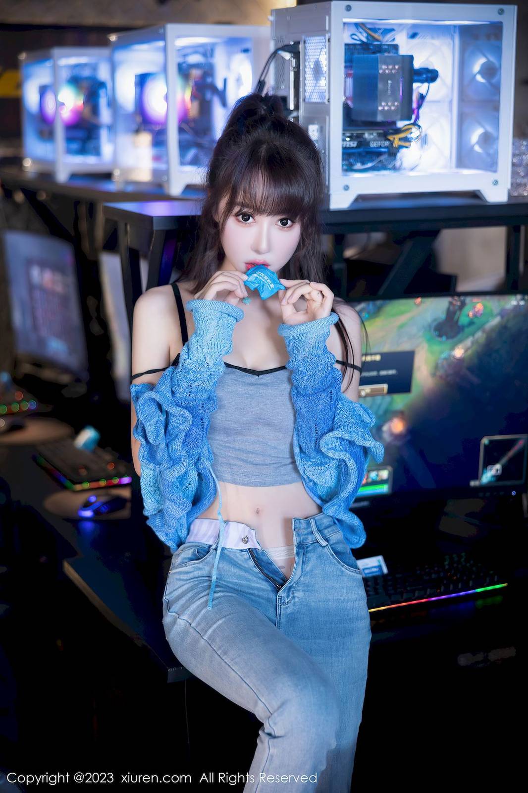 秀人网新人模特白笑笑蓝色上衣搭配简约牛仔裤性感写真-16