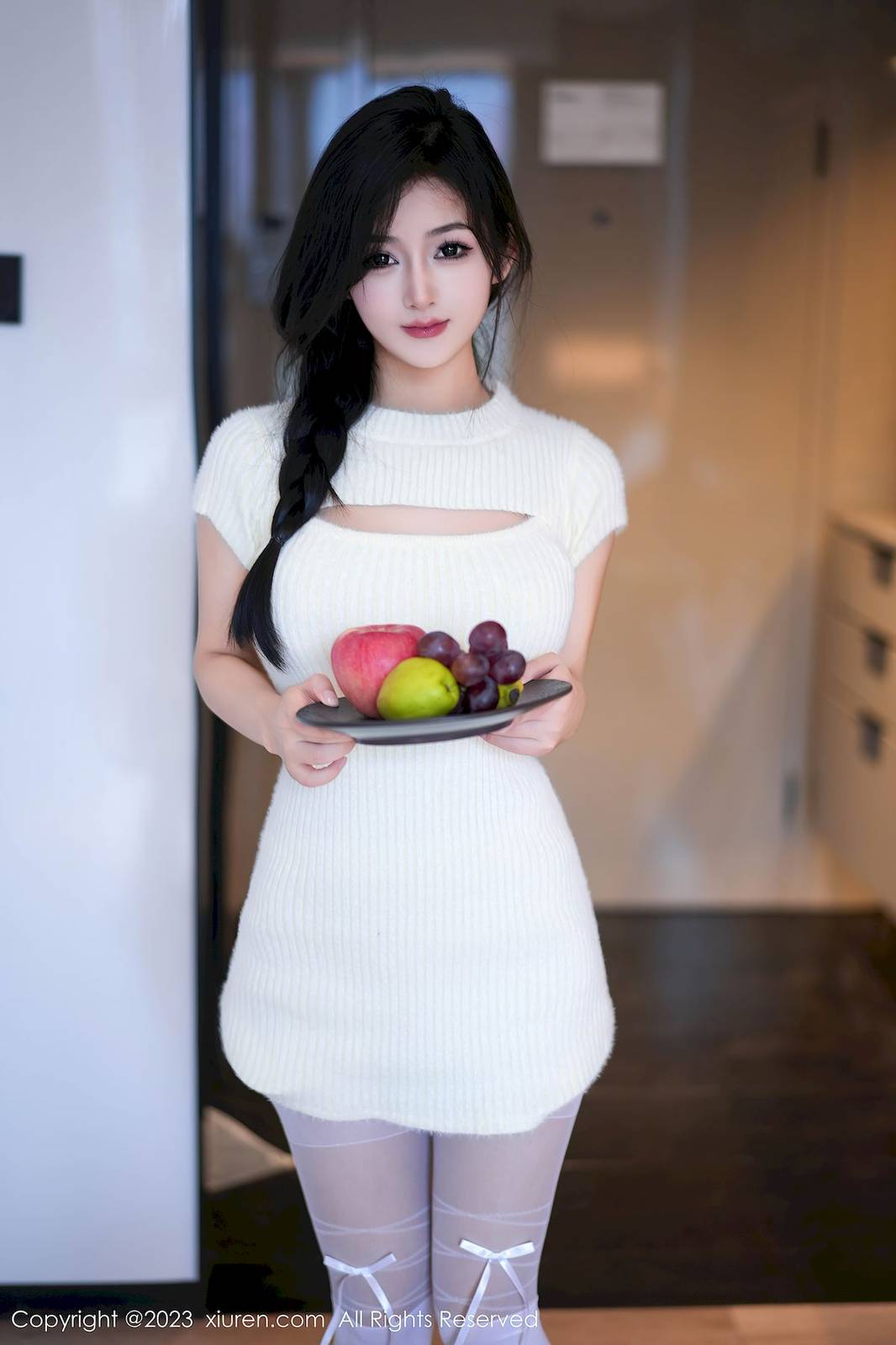 秀人网新人模特谭小灵连衣短裙搭配白色丝袜性感写真