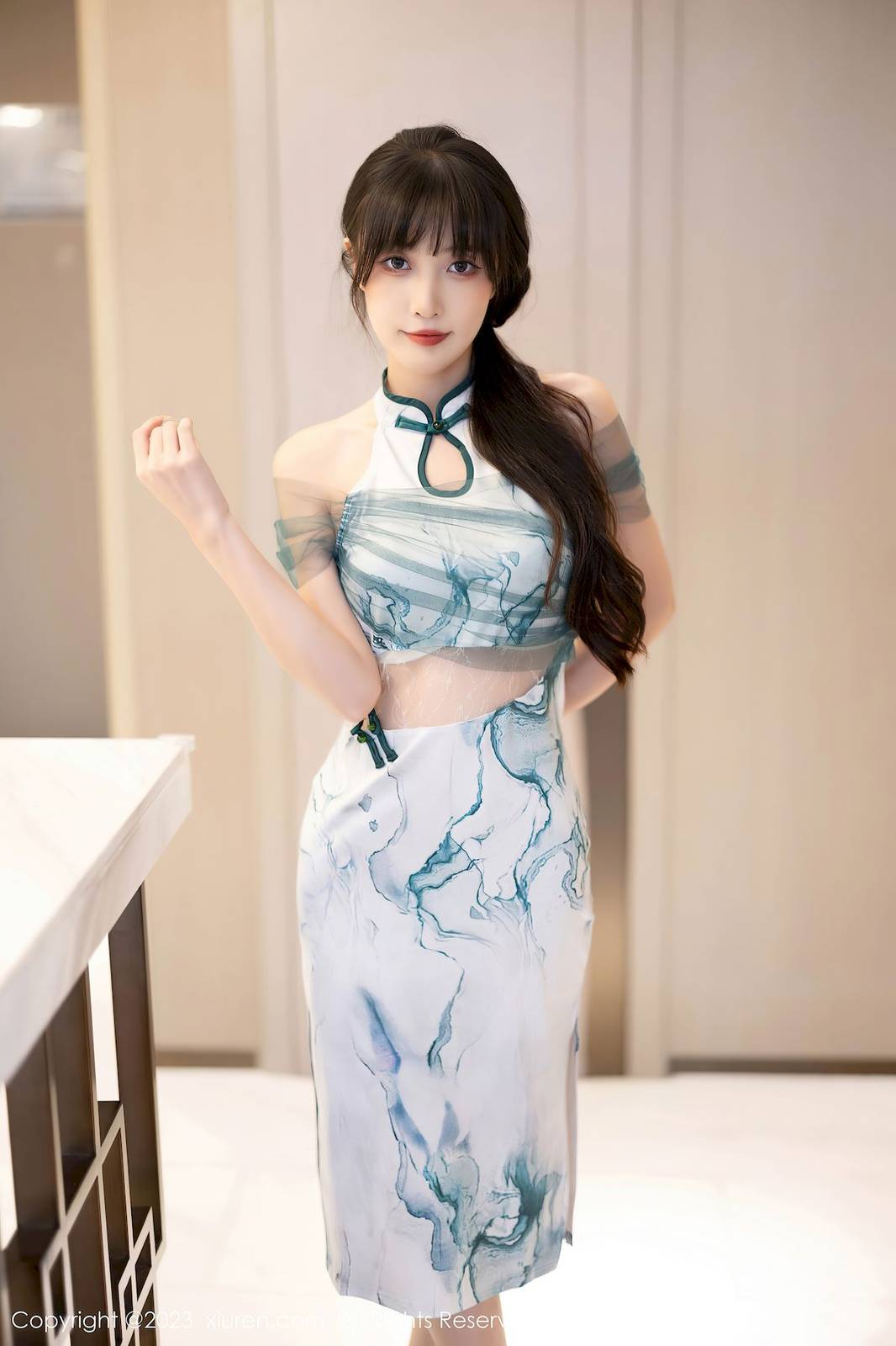 秀人网美女模特林星阑白色带图案旗袍服饰修长美腿写真