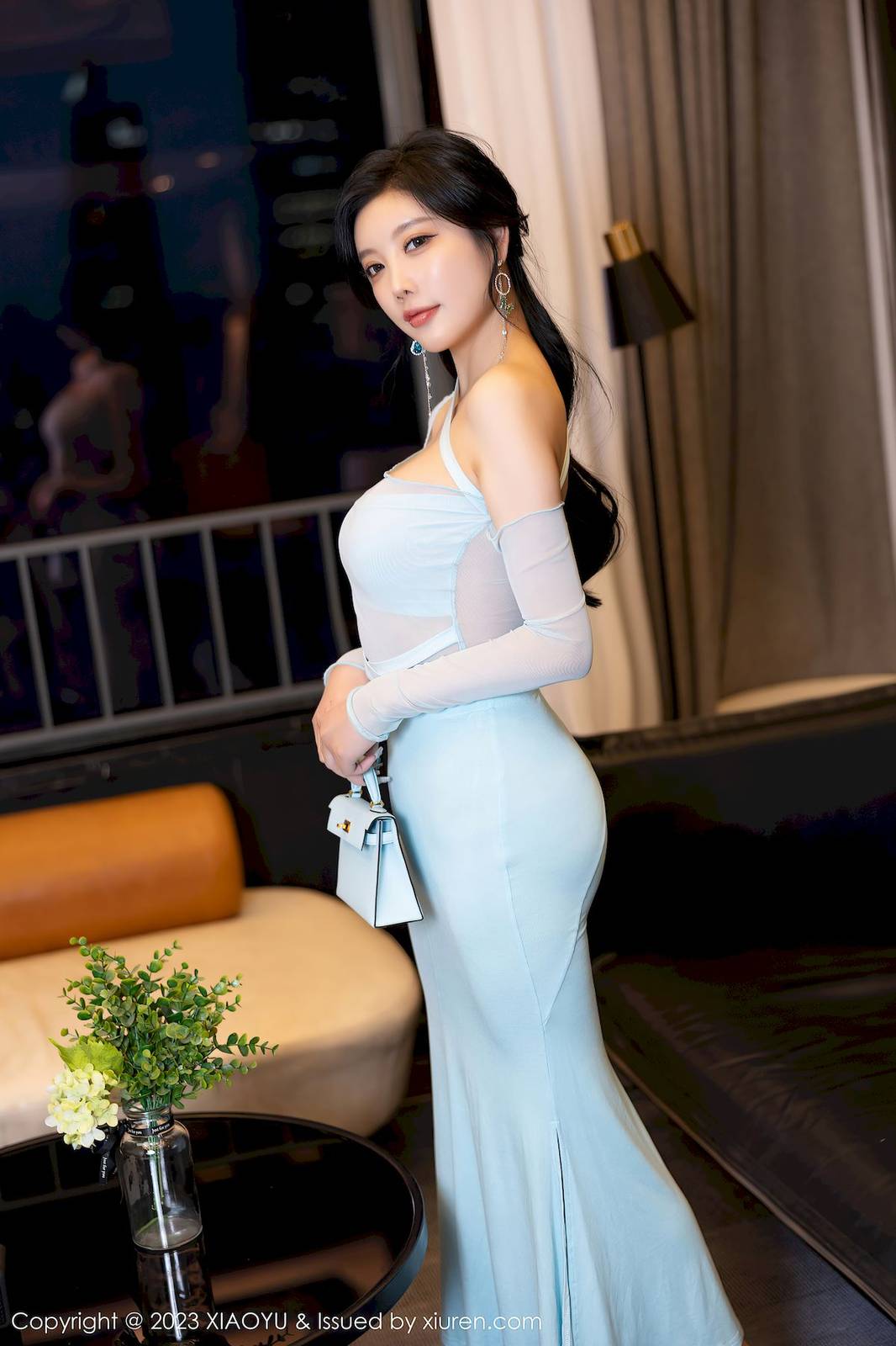 语画界女神杨晨晨Yome淡蓝连衣长裙丰腴身材性感写真