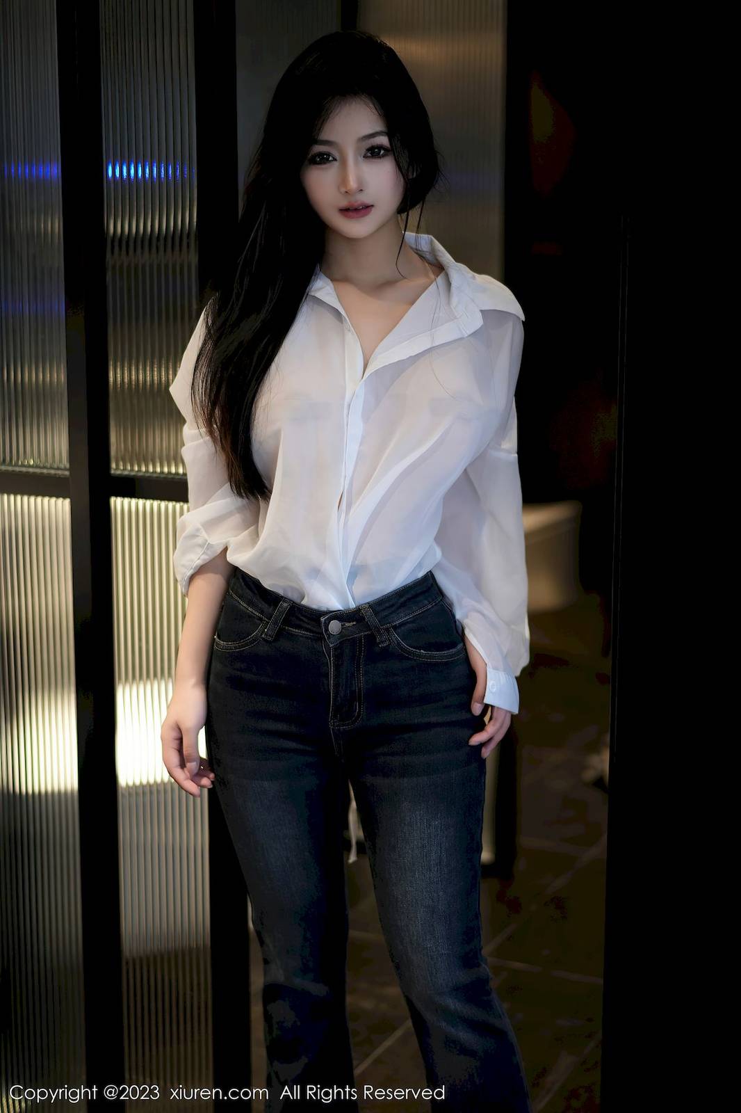 秀人网新人模特谭小灵白衬衫搭配简约牛仔裤性感写真