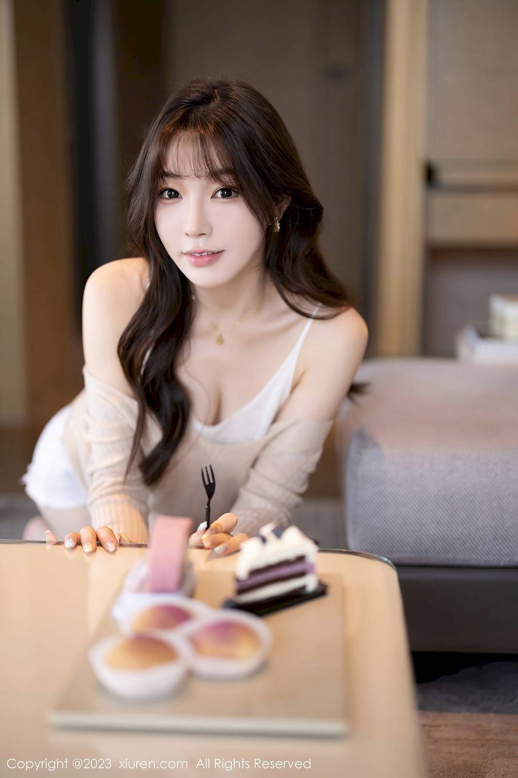 秀人网女神徐莉芝Booty暖灰色上衣简约白色短裤性感写真-20