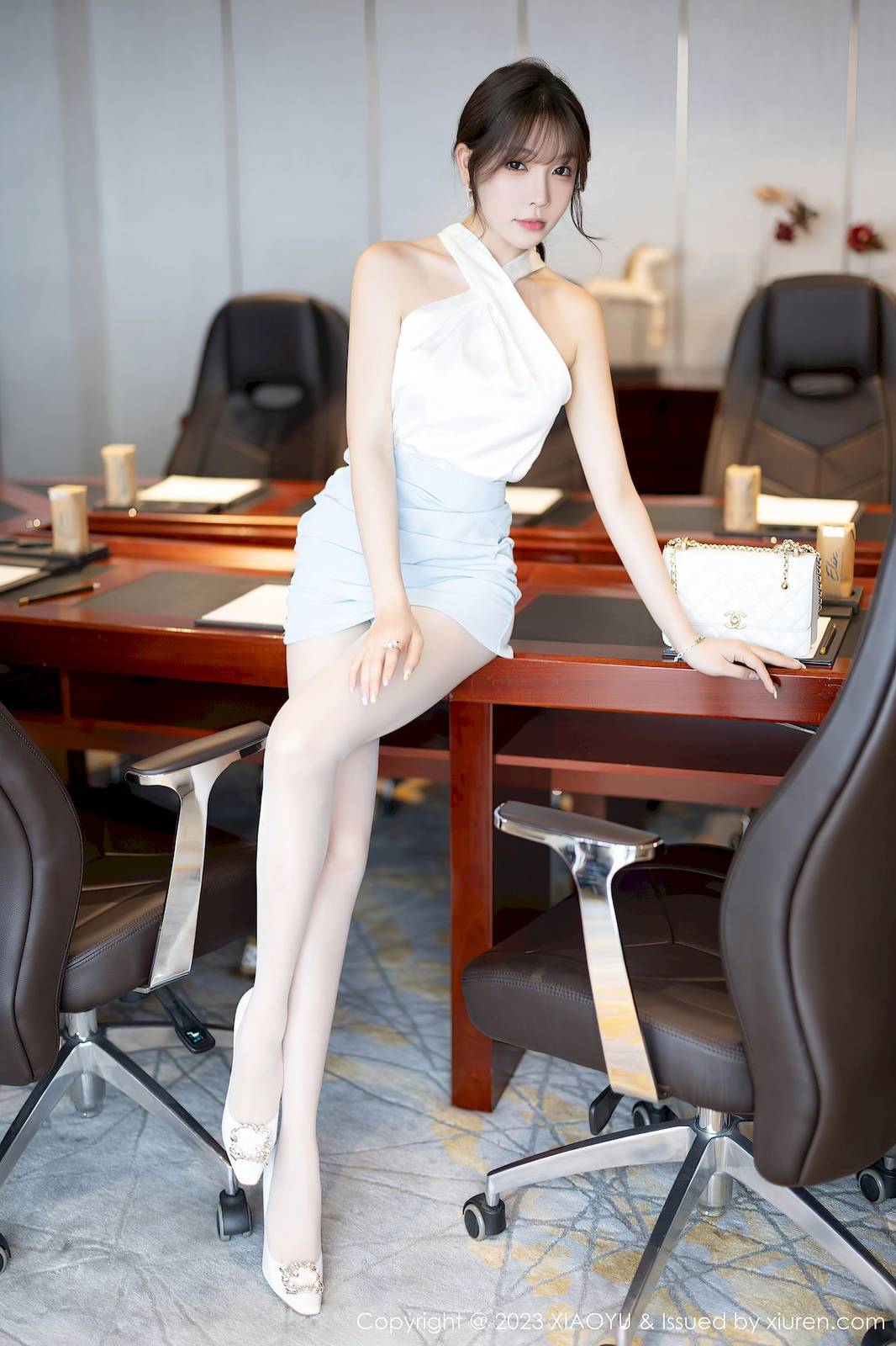 语画界女神徐莉芝Booty白色上衣搭配淡蓝色短裙海南旅拍-10