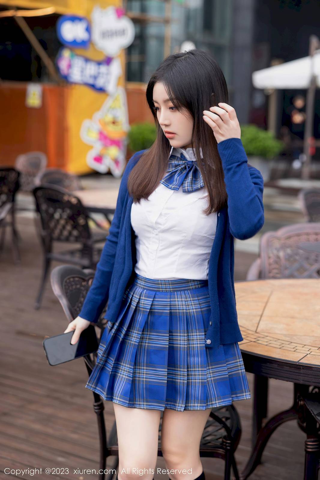 秀人网模特豆瓣酱蓝色上衣搭配蓝色格子短裙性感写真