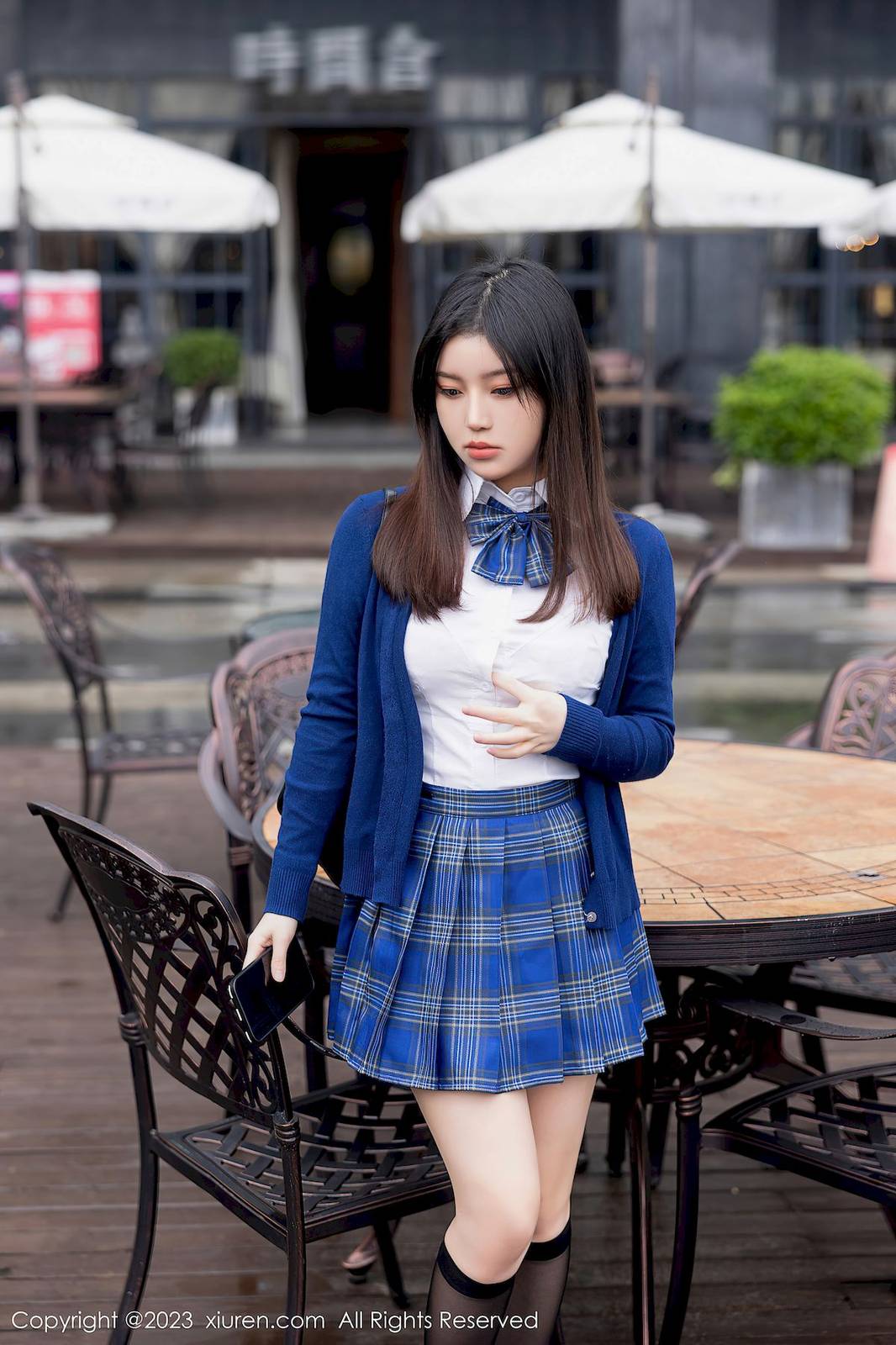 秀人网模特豆瓣酱蓝色上衣搭配蓝色格子短裙性感写真-2