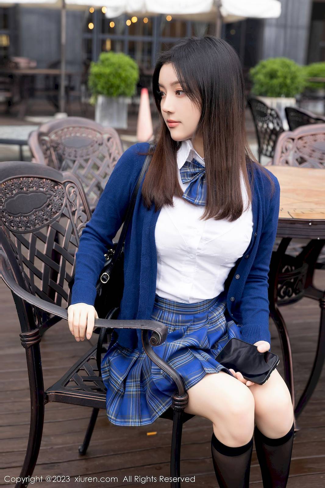 秀人网模特豆瓣酱蓝色上衣搭配蓝色格子短裙性感写真-6