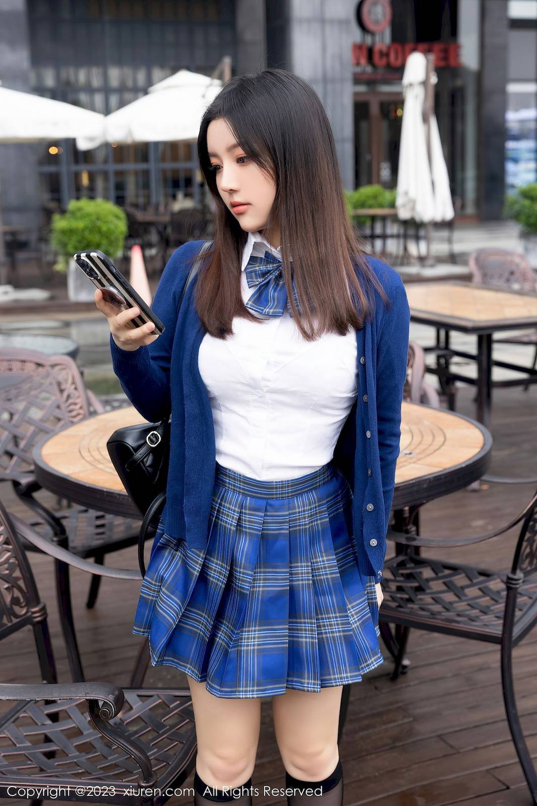 秀人网模特豆瓣酱蓝色上衣搭配蓝色格子短裙性感写真-7