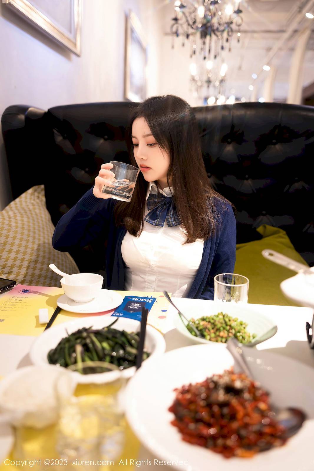 秀人网模特豆瓣酱蓝色上衣搭配蓝色格子短裙性感写真-10