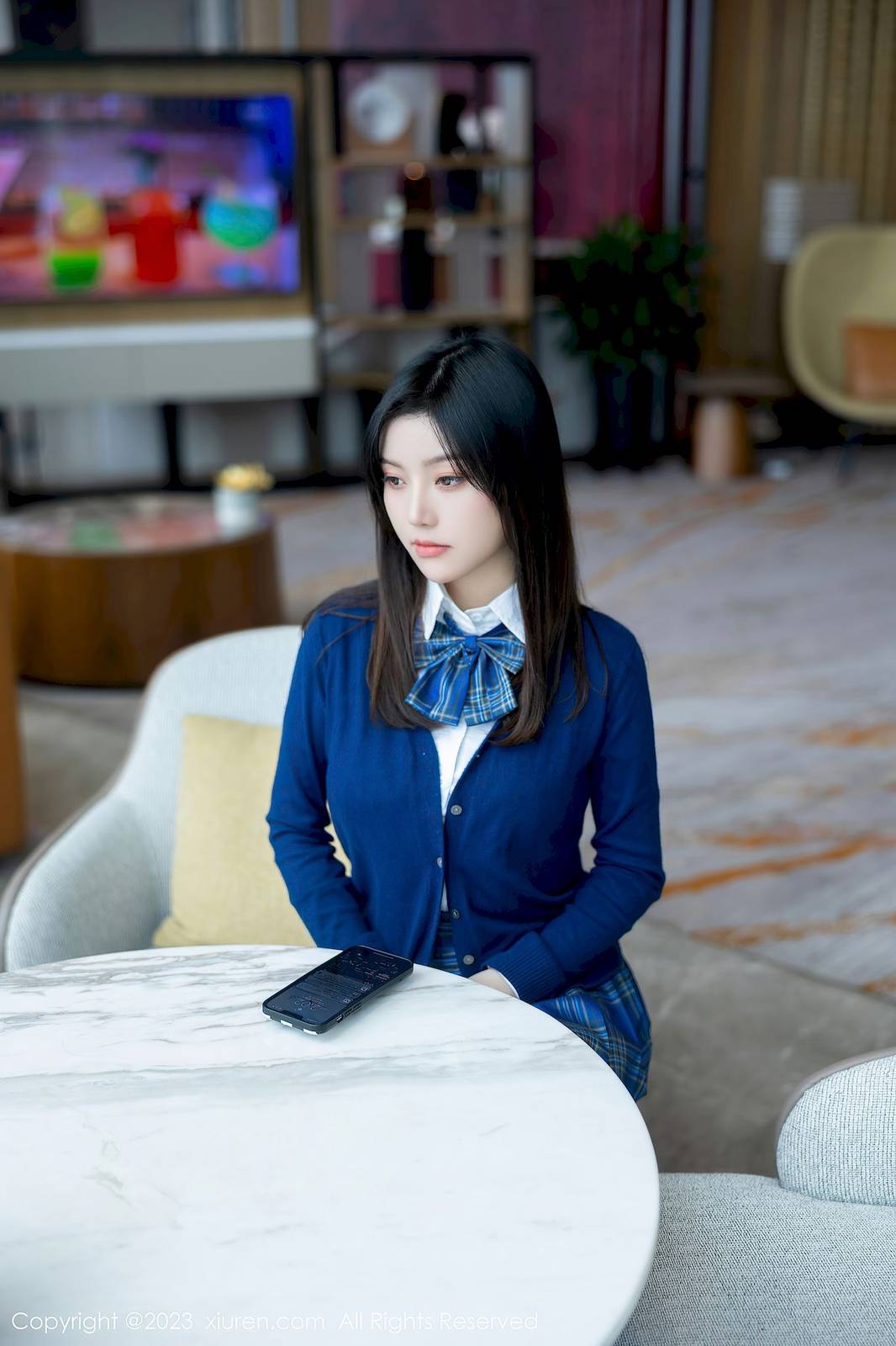 秀人网模特豆瓣酱蓝色上衣搭配蓝色格子短裙性感写真-11