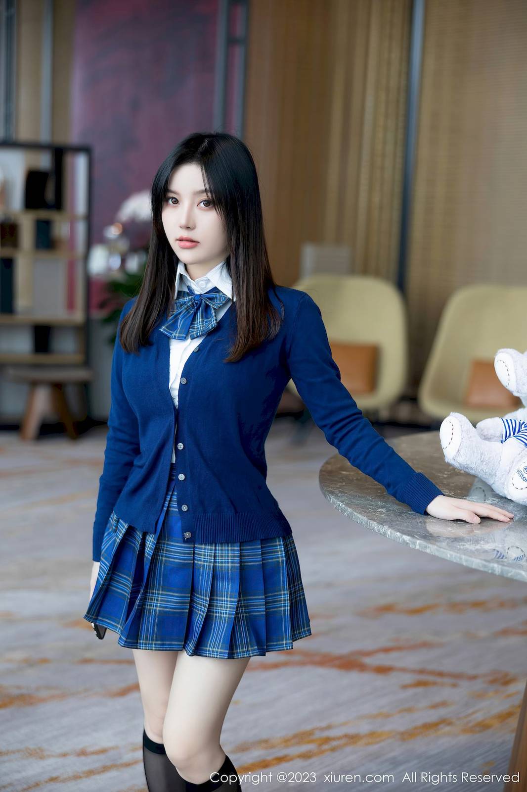 秀人网模特豆瓣酱蓝色上衣搭配蓝色格子短裙性感写真-13