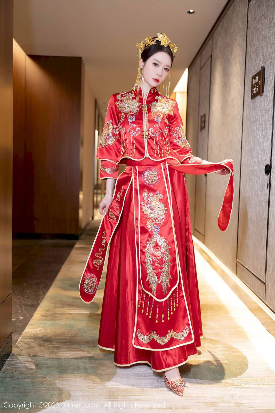 秀人网美女模特梦心玥红色中式婚服高挑身姿性感写真-3