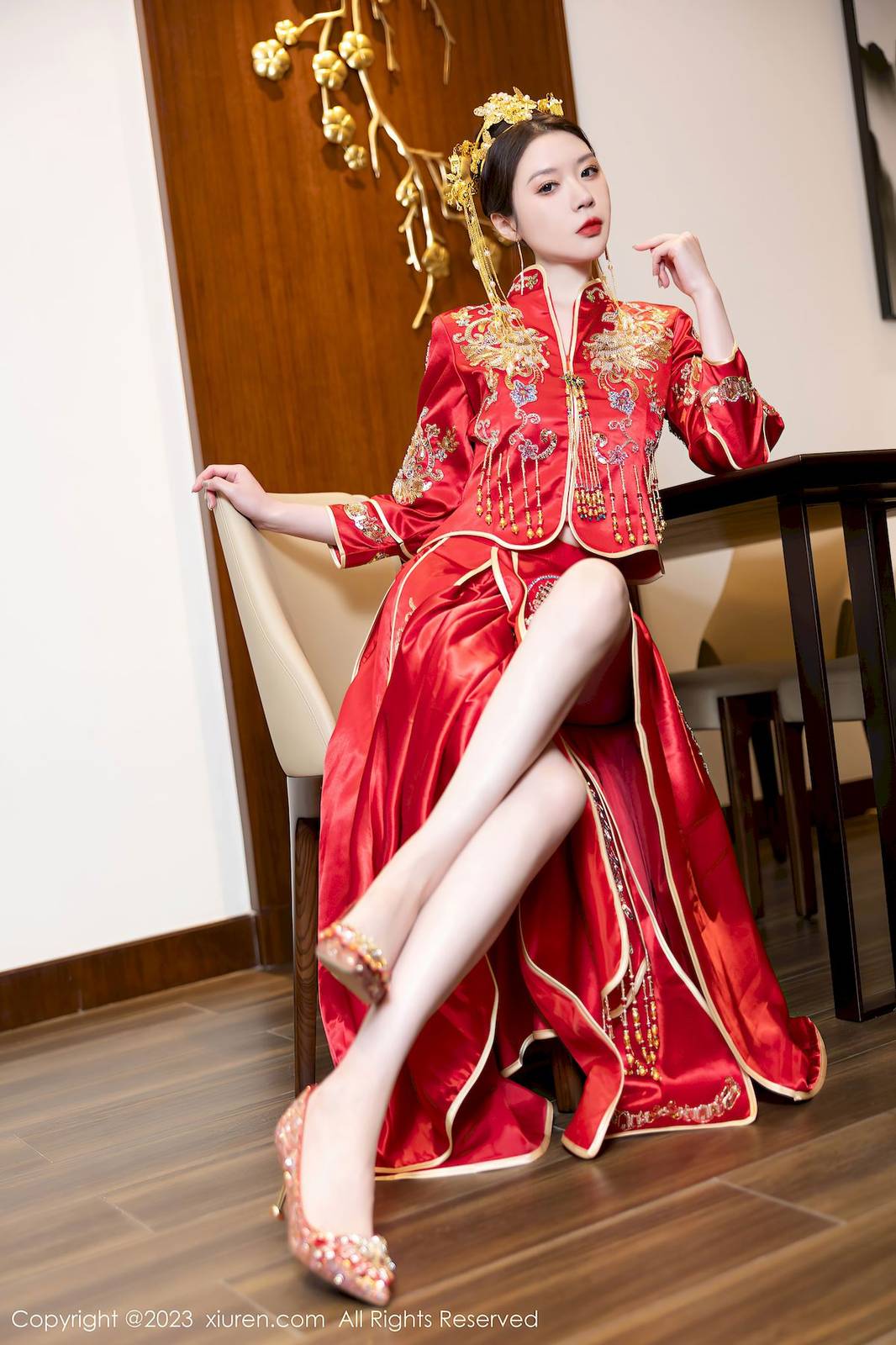 秀人网美女模特梦心玥红色中式婚服高挑身姿性感写真-9