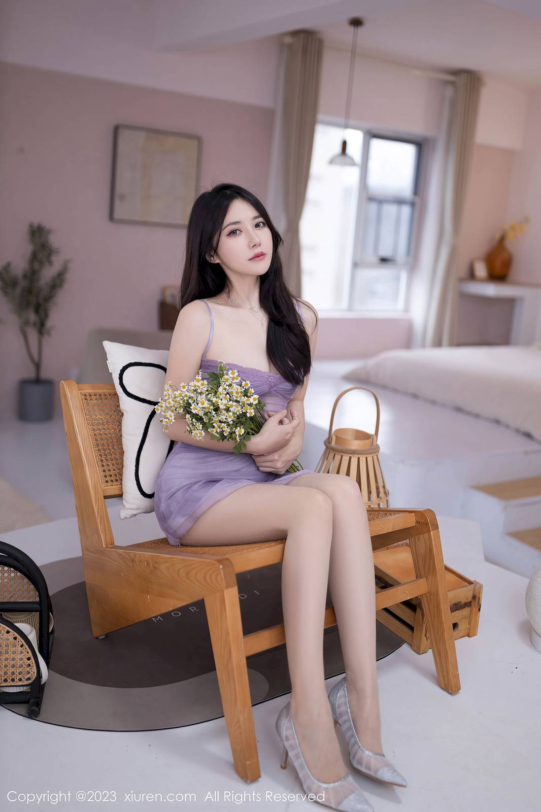 秀人网模特鱼子酱Fish紫色吊带连衣裙苗条身姿性感写真