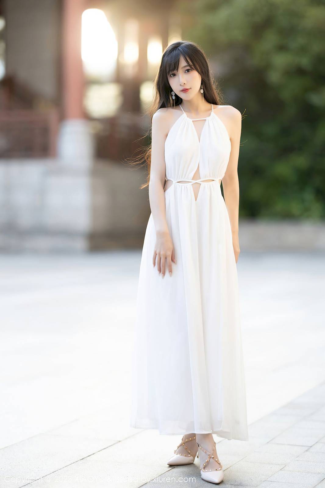 语画界女神林星阑白色连衣长裙搭配修长美腿海南旅拍
