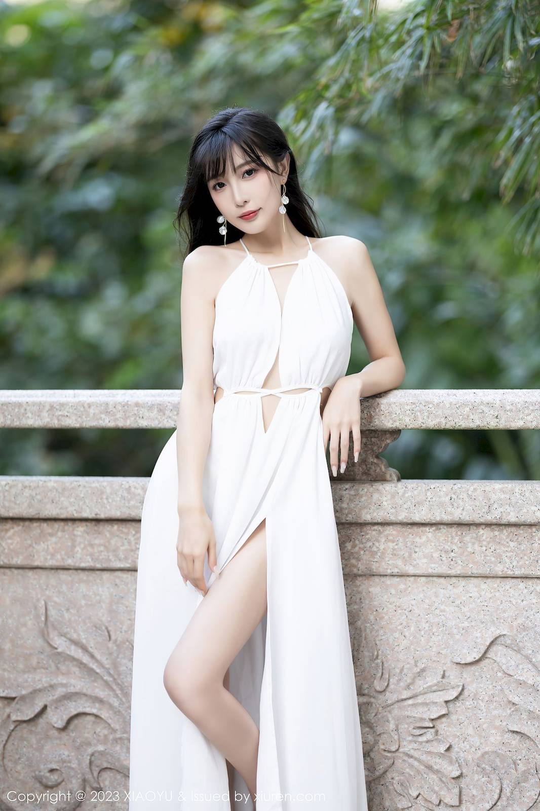 语画界女神林星阑白色连衣长裙搭配修长美腿海南旅拍-3