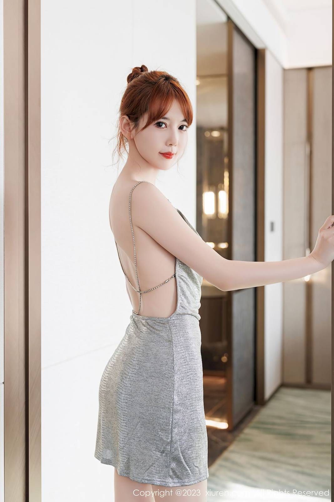 秀人网新人模特圆儿银白色连衣短裙柔美身段首套写真-4