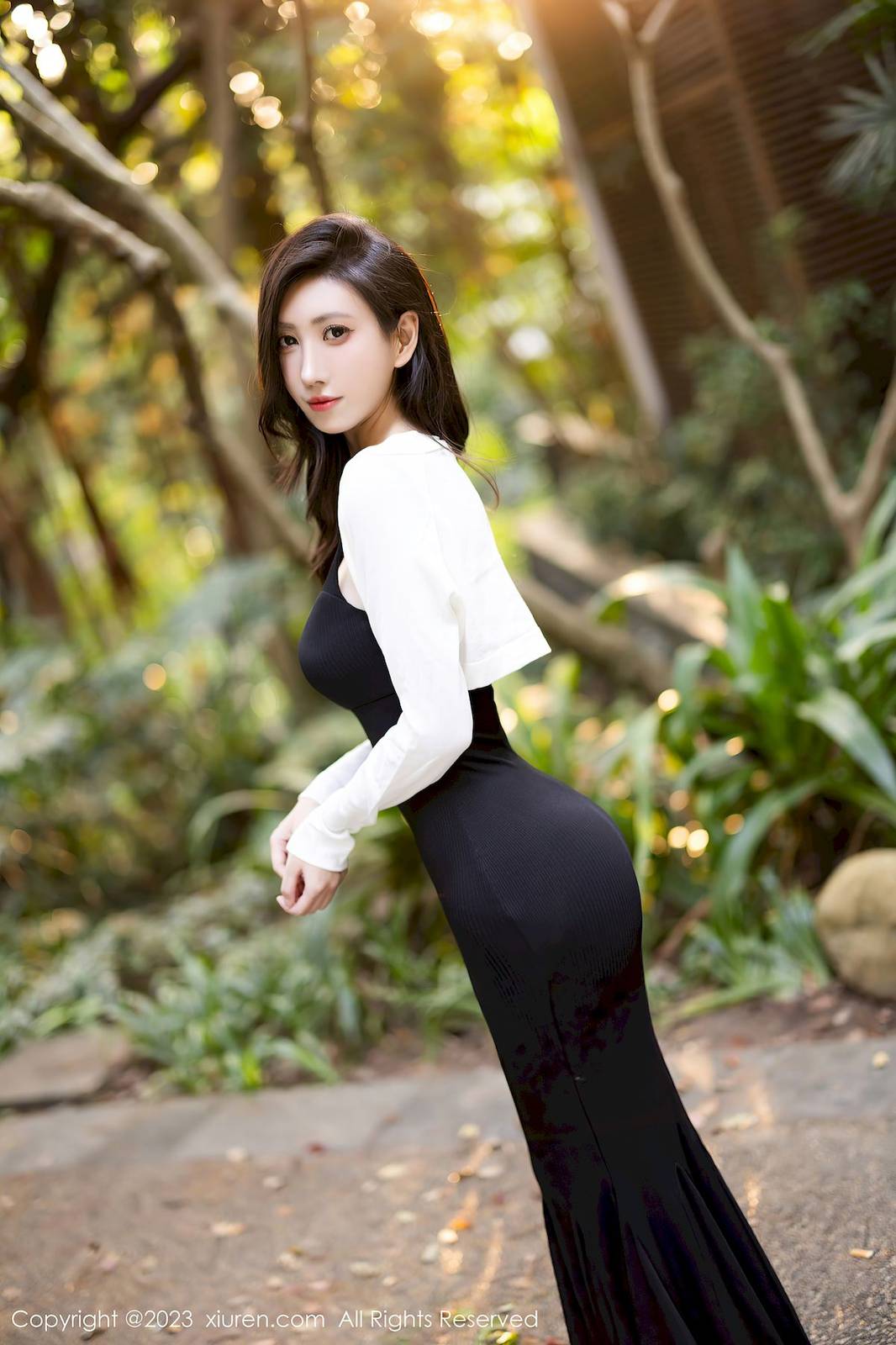 秀人网模特章芃芃吊带长裙搭配魅惑黑丝户外场景写真-2