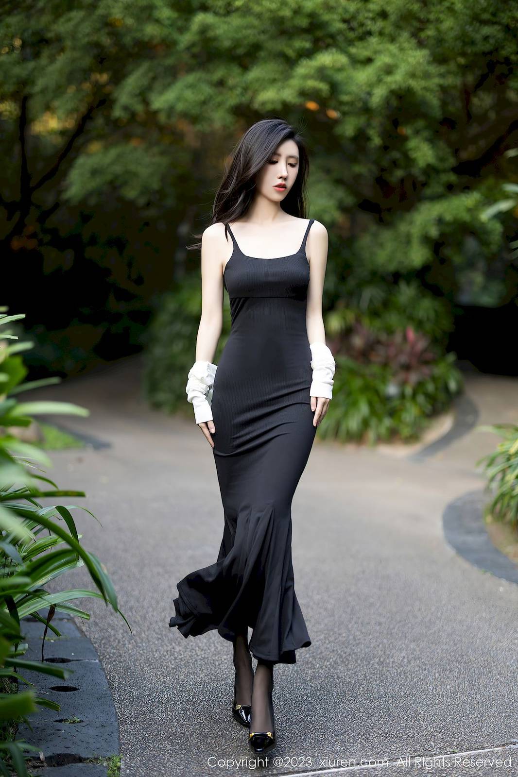 秀人网模特章芃芃吊带长裙搭配魅惑黑丝户外场景写真-13