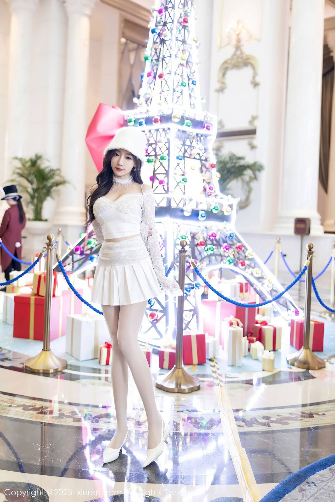 秀人网女神王馨瑶yanni白色上衣搭配灰丝短裙性感写真