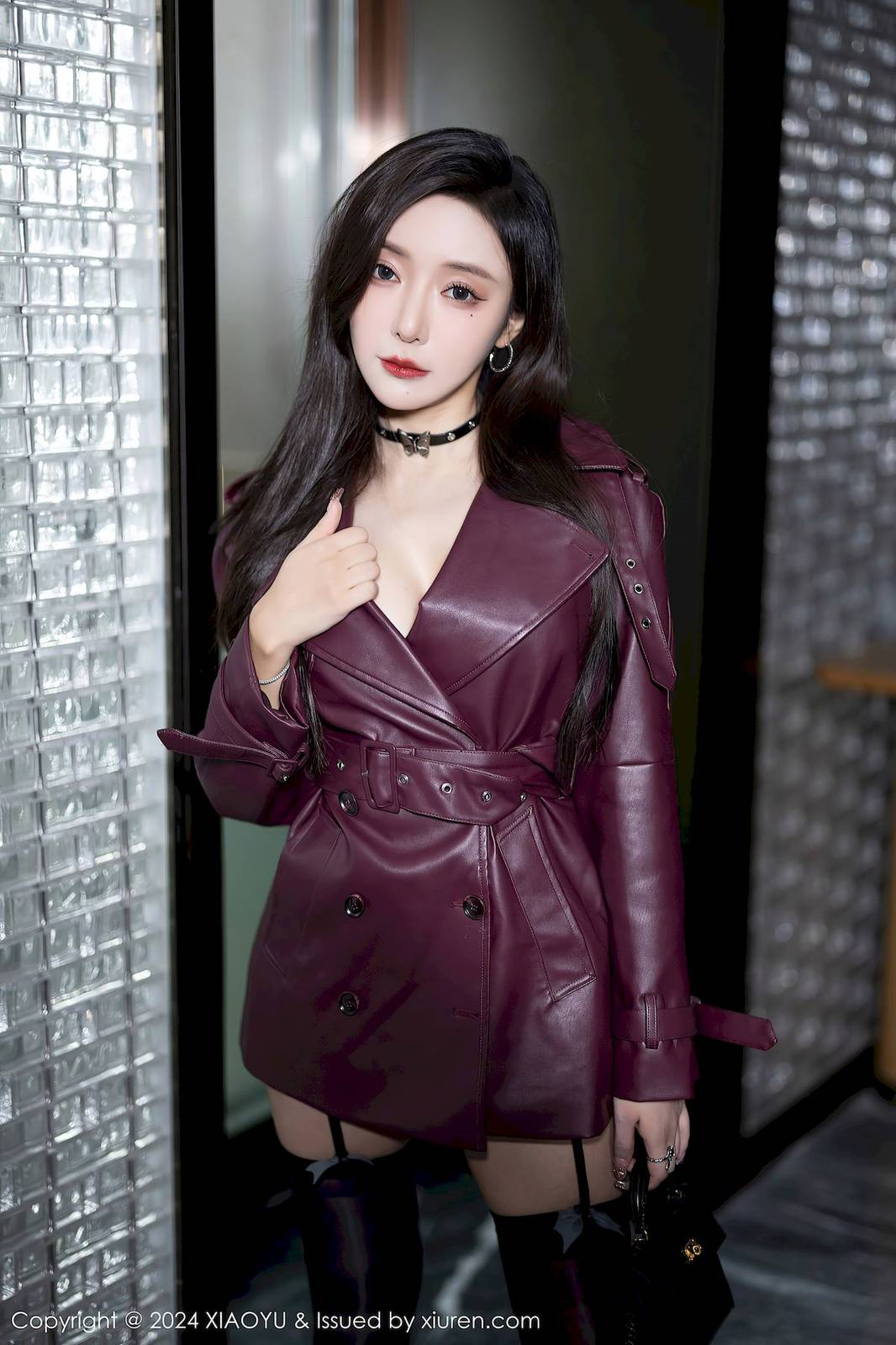 语画界性感女神王馨瑶yanni暗红色皮外衣黑丝海南旅拍-4