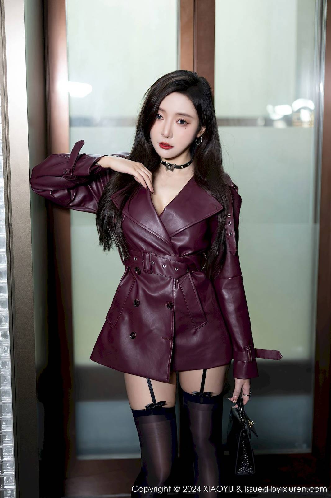 语画界性感女神王馨瑶yanni暗红色皮外衣黑丝海南旅拍-5