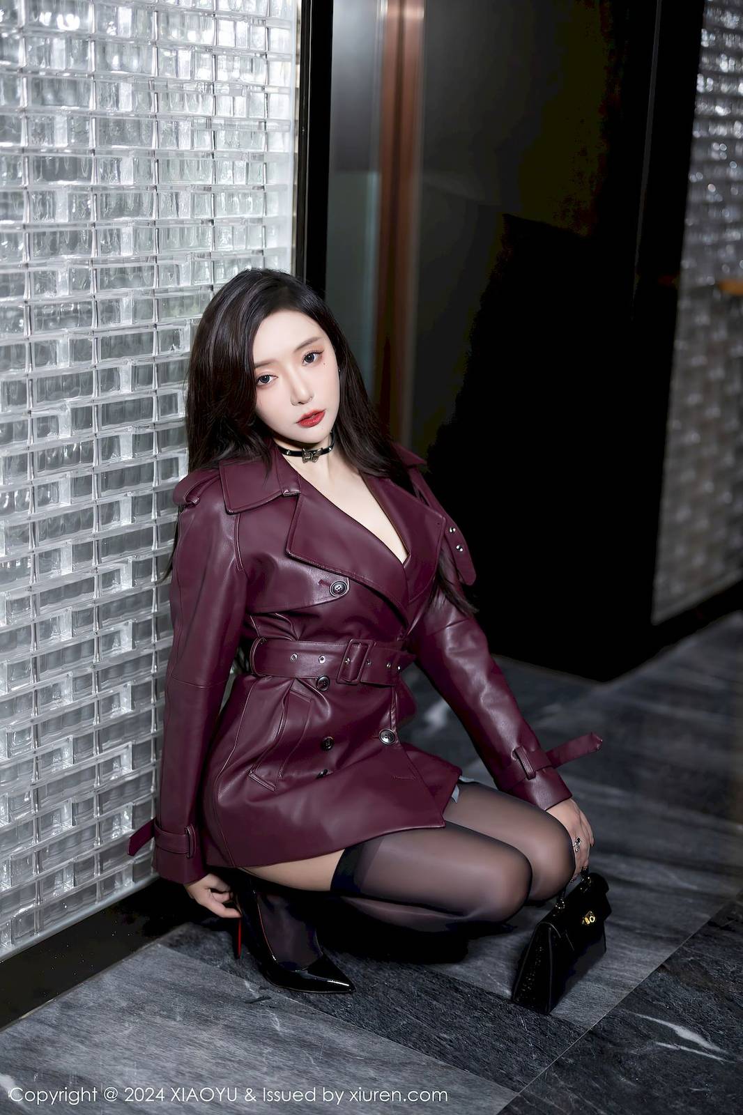 语画界性感女神王馨瑶yanni暗红色皮外衣黑丝海南旅拍-9