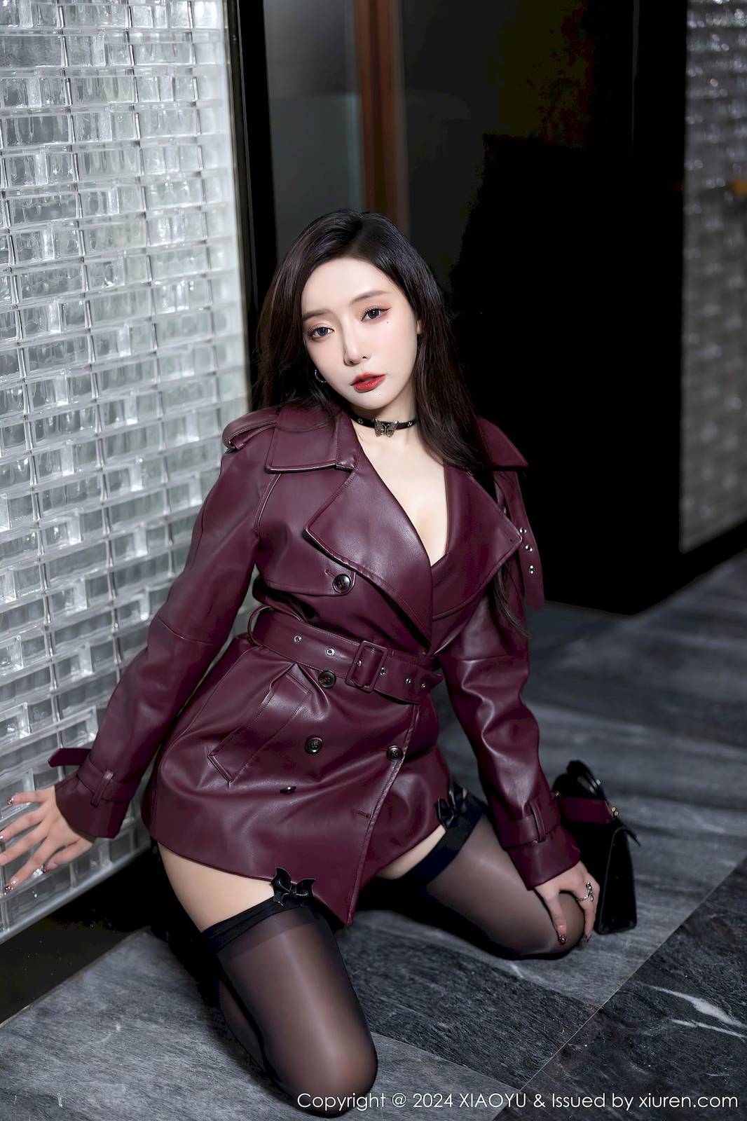 语画界性感女神王馨瑶yanni暗红色皮外衣黑丝海南旅拍-10