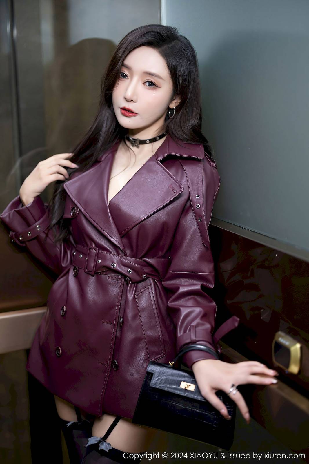 语画界性感女神王馨瑶yanni暗红色皮外衣黑丝海南旅拍-14