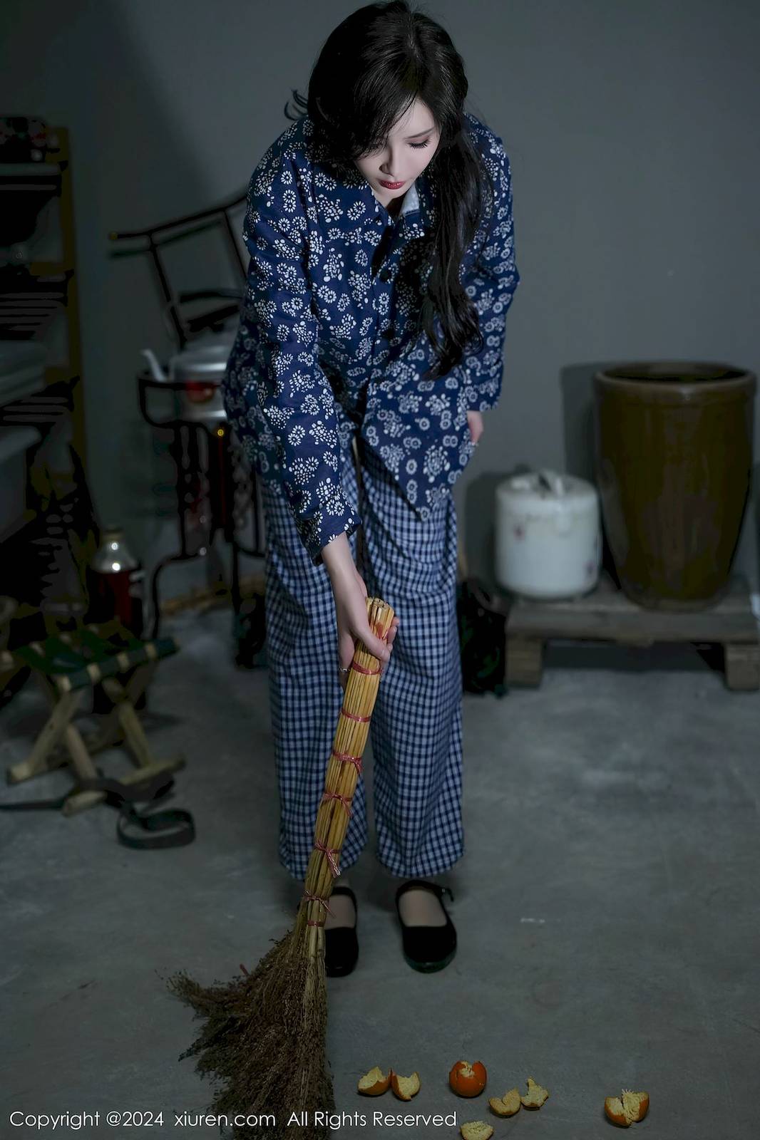 秀人网女神Carol周妍希简朴花纹服饰宿舍场景性感写真