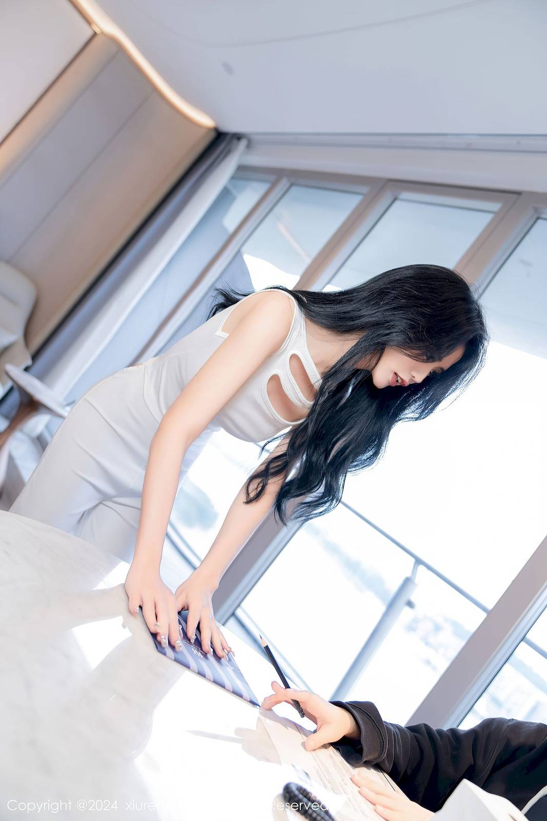 秀人网模特浅浅Danny白色上衣搭配简约长裤性感写真-7