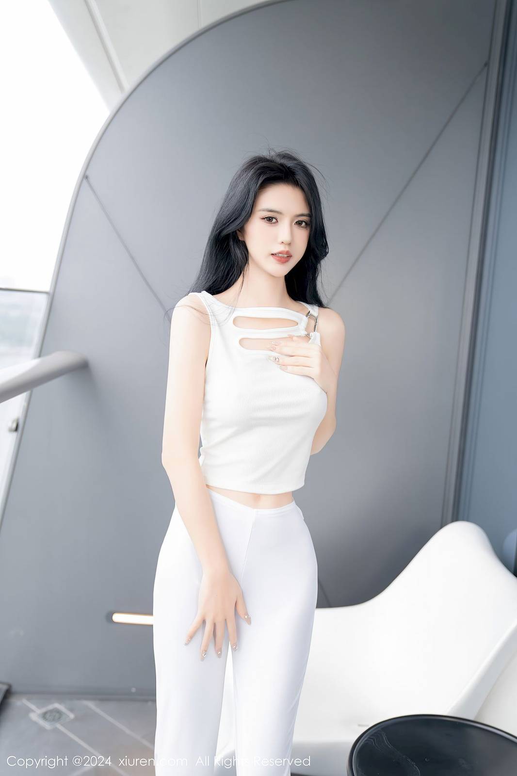 秀人网模特浅浅Danny白色上衣搭配简约长裤性感写真-13