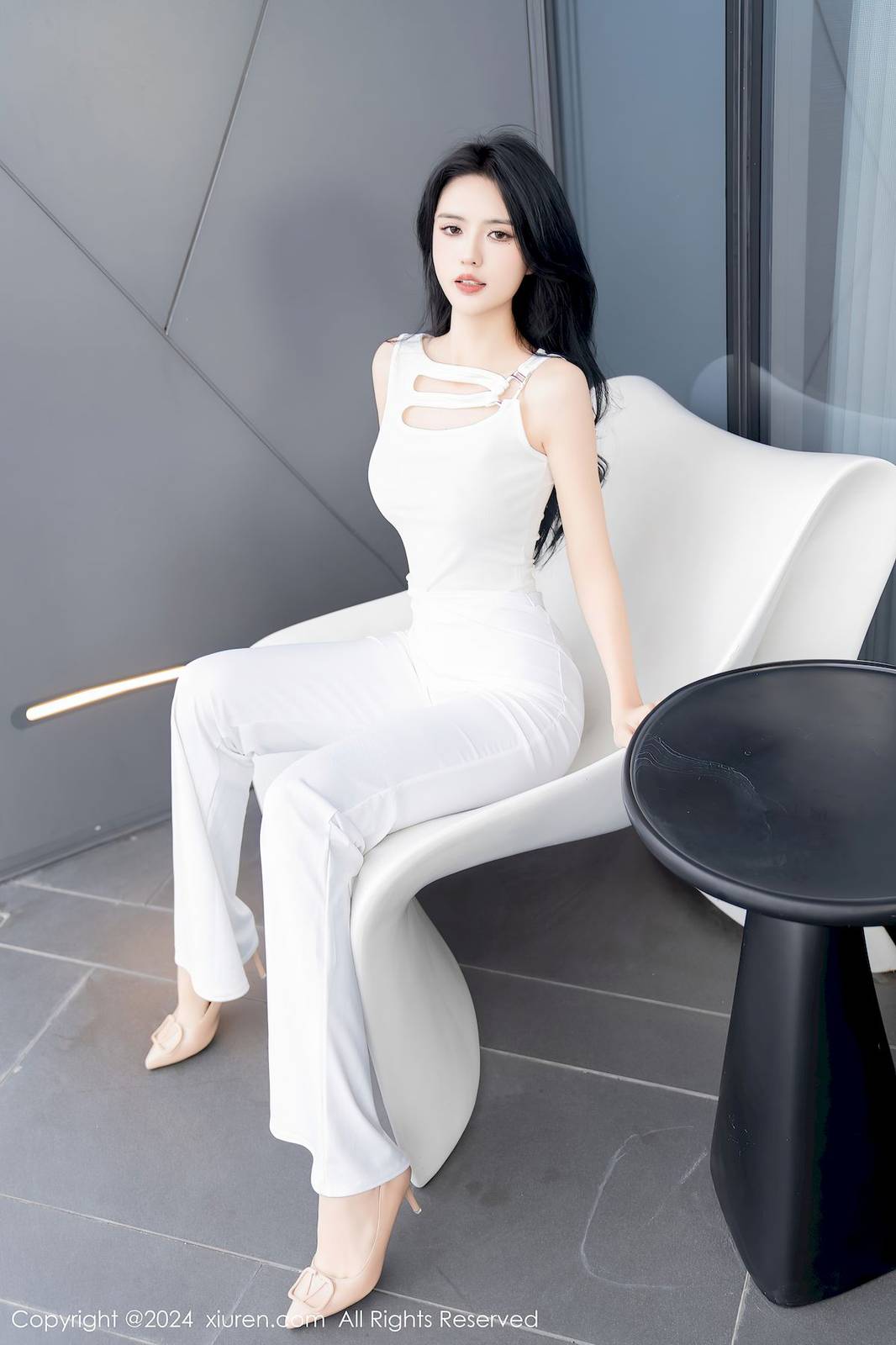 秀人网模特浅浅Danny白色上衣搭配简约长裤性感写真-16