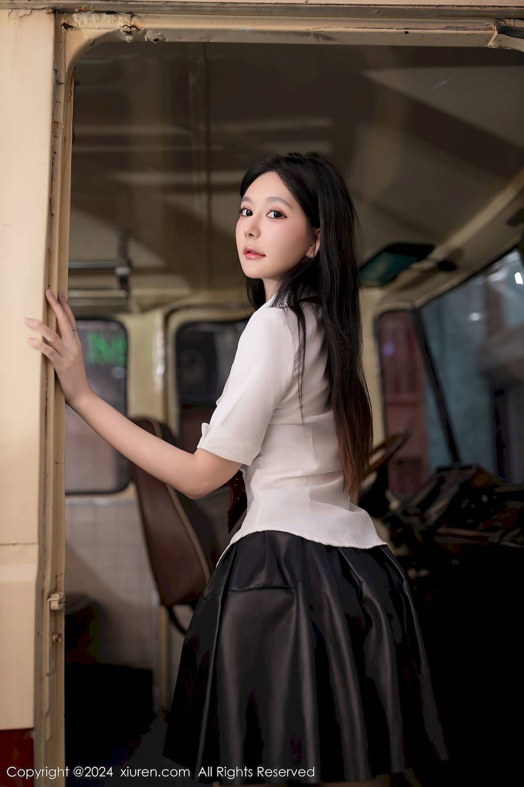 秀人网模特幼幼白衬衫搭配黑色短裙学妹装扮性感写真-3