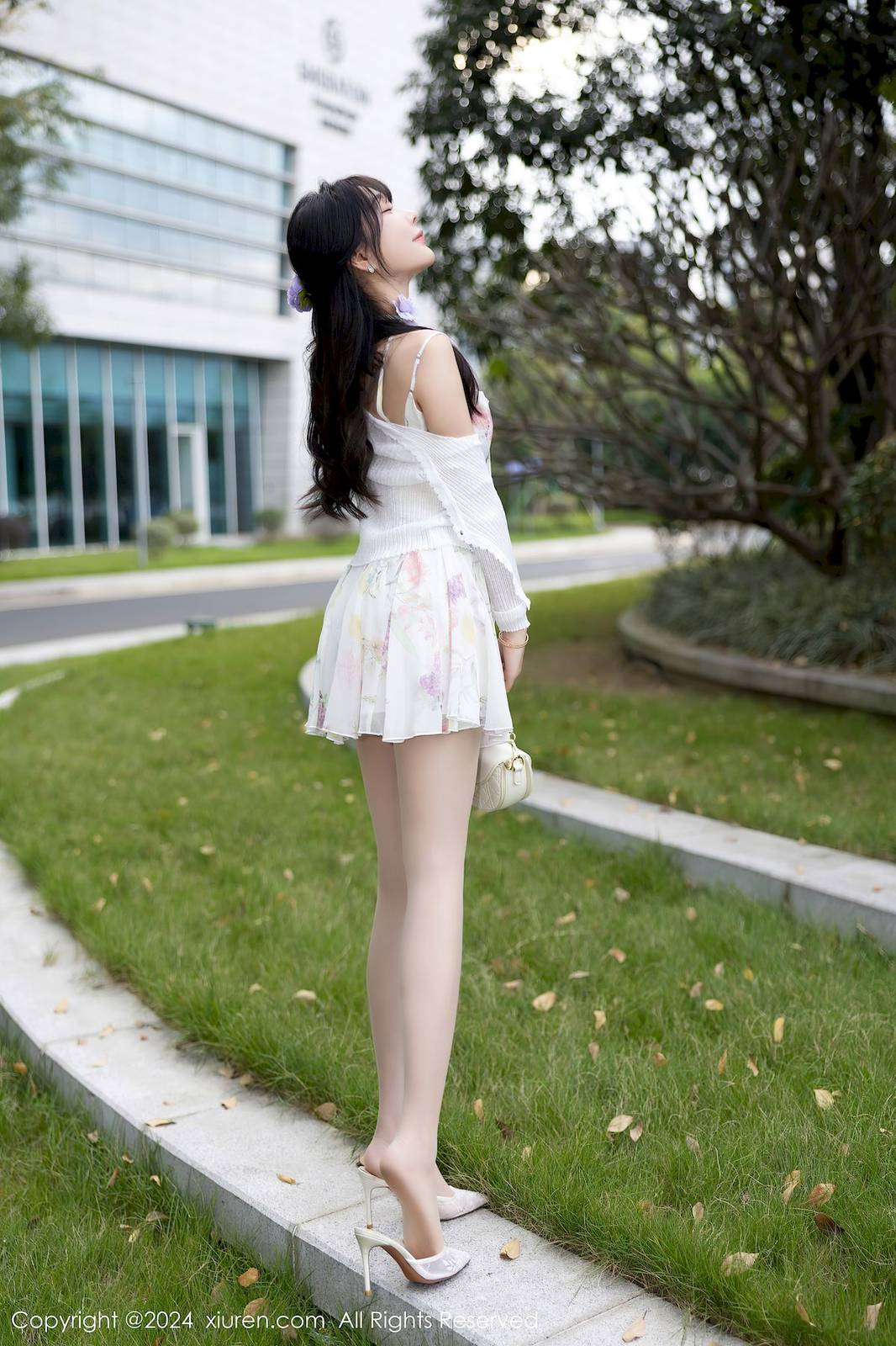 秀人网女神徐莉芝Booty白色碎花短裙原色丝袜性感写真-5