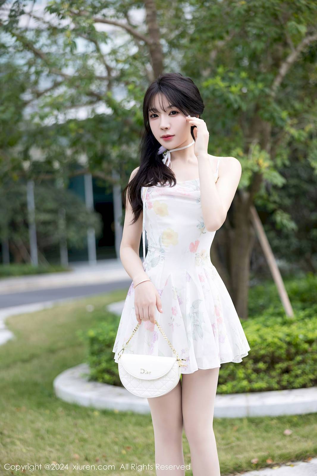 秀人网女神徐莉芝Booty白色碎花短裙原色丝袜性感写真-11