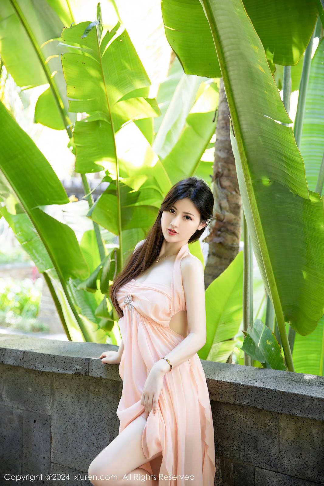 秀人网美女模特陈诗诗kiki粉色长裙搭配原色丝袜三亚旅拍-17