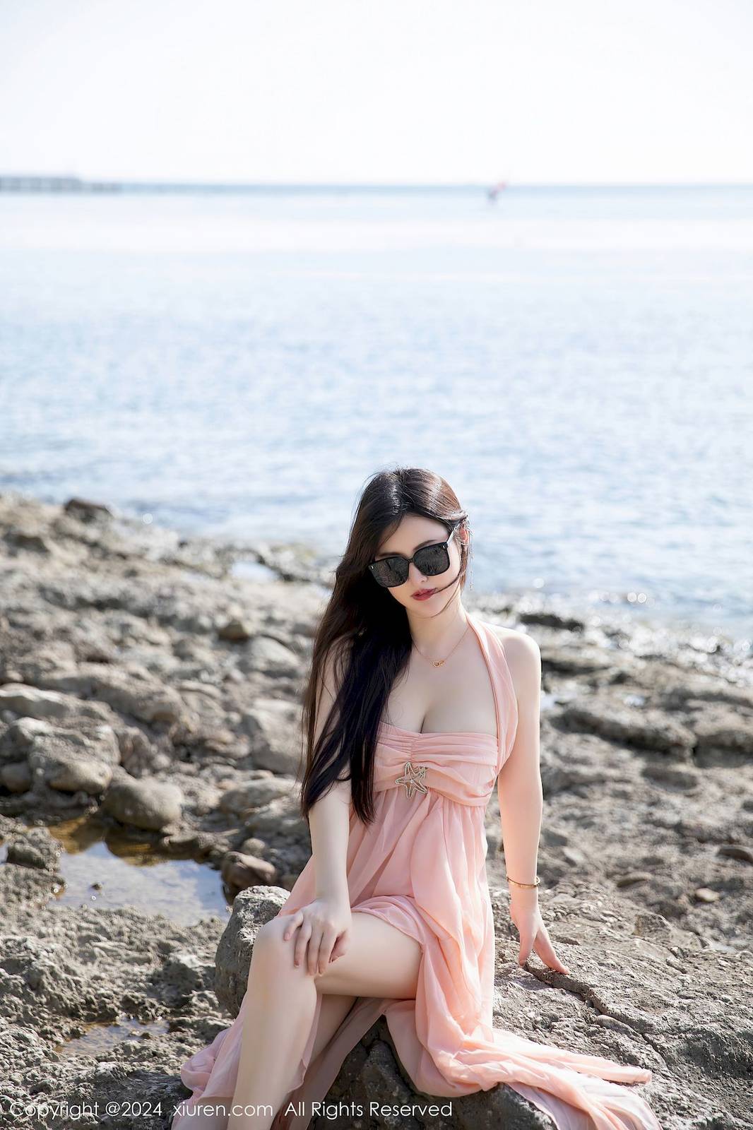 秀人网美女模特陈诗诗kiki粉色长裙搭配原色丝袜三亚旅拍-19