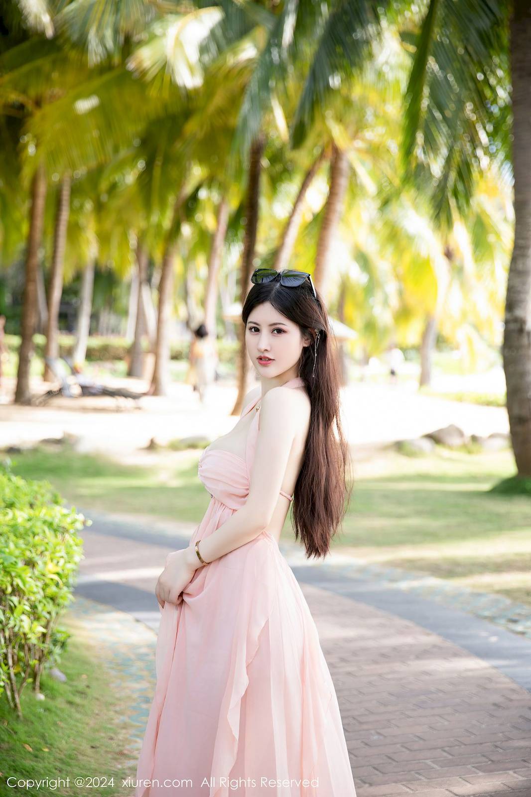 秀人网美女模特陈诗诗kiki粉色长裙搭配原色丝袜三亚旅拍-25