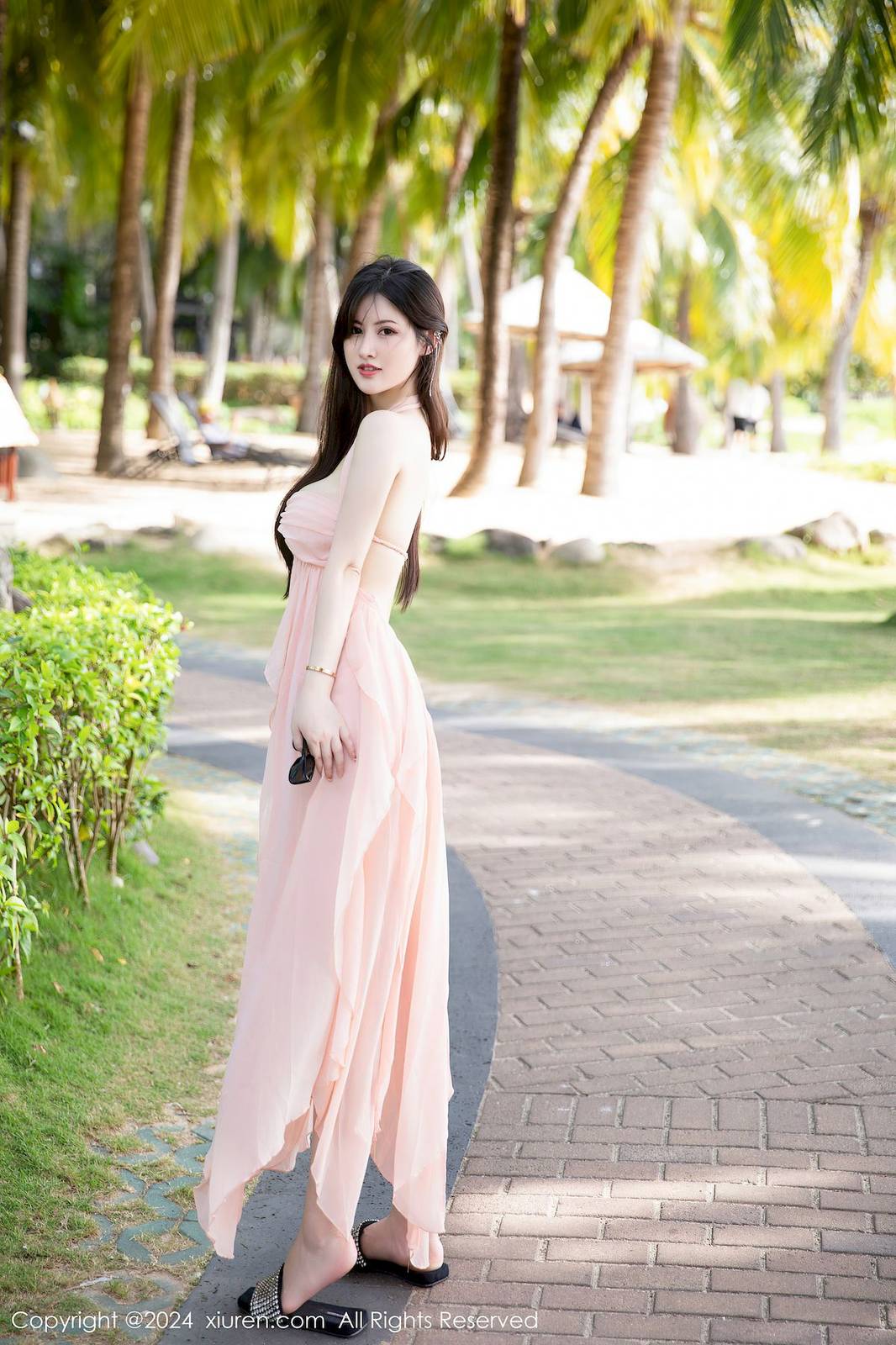 秀人网美女模特陈诗诗kiki粉色长裙搭配原色丝袜三亚旅拍-26