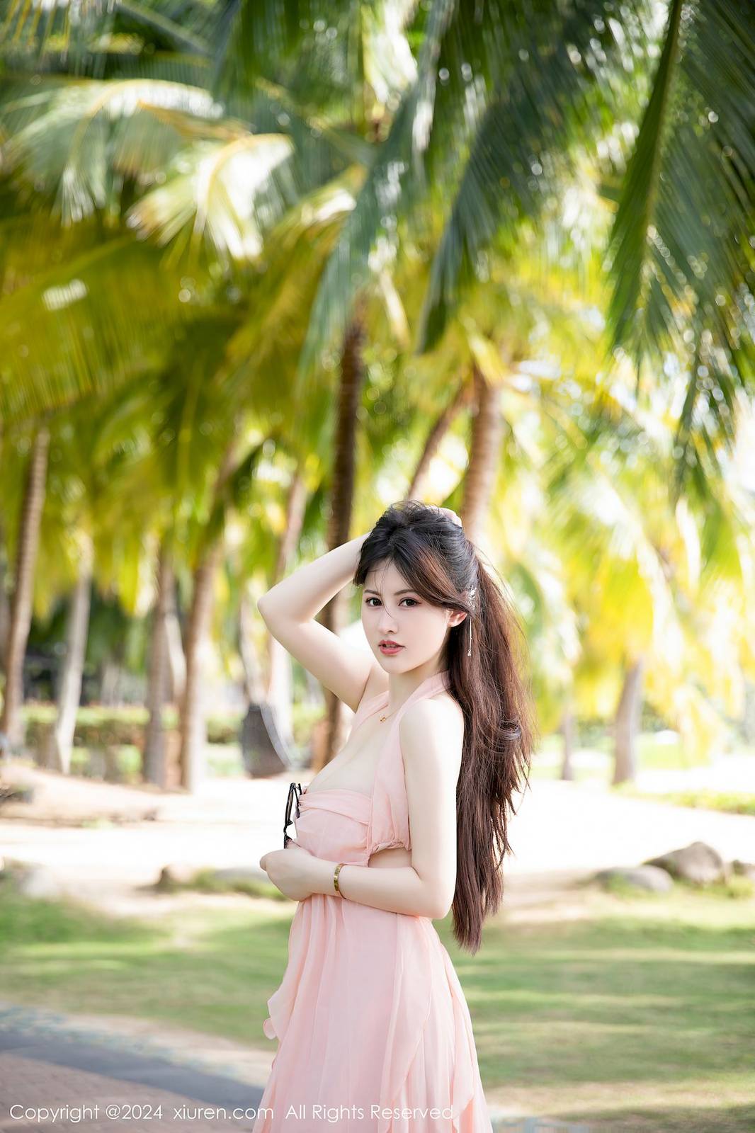 秀人网美女模特陈诗诗kiki粉色长裙搭配原色丝袜三亚旅拍-27