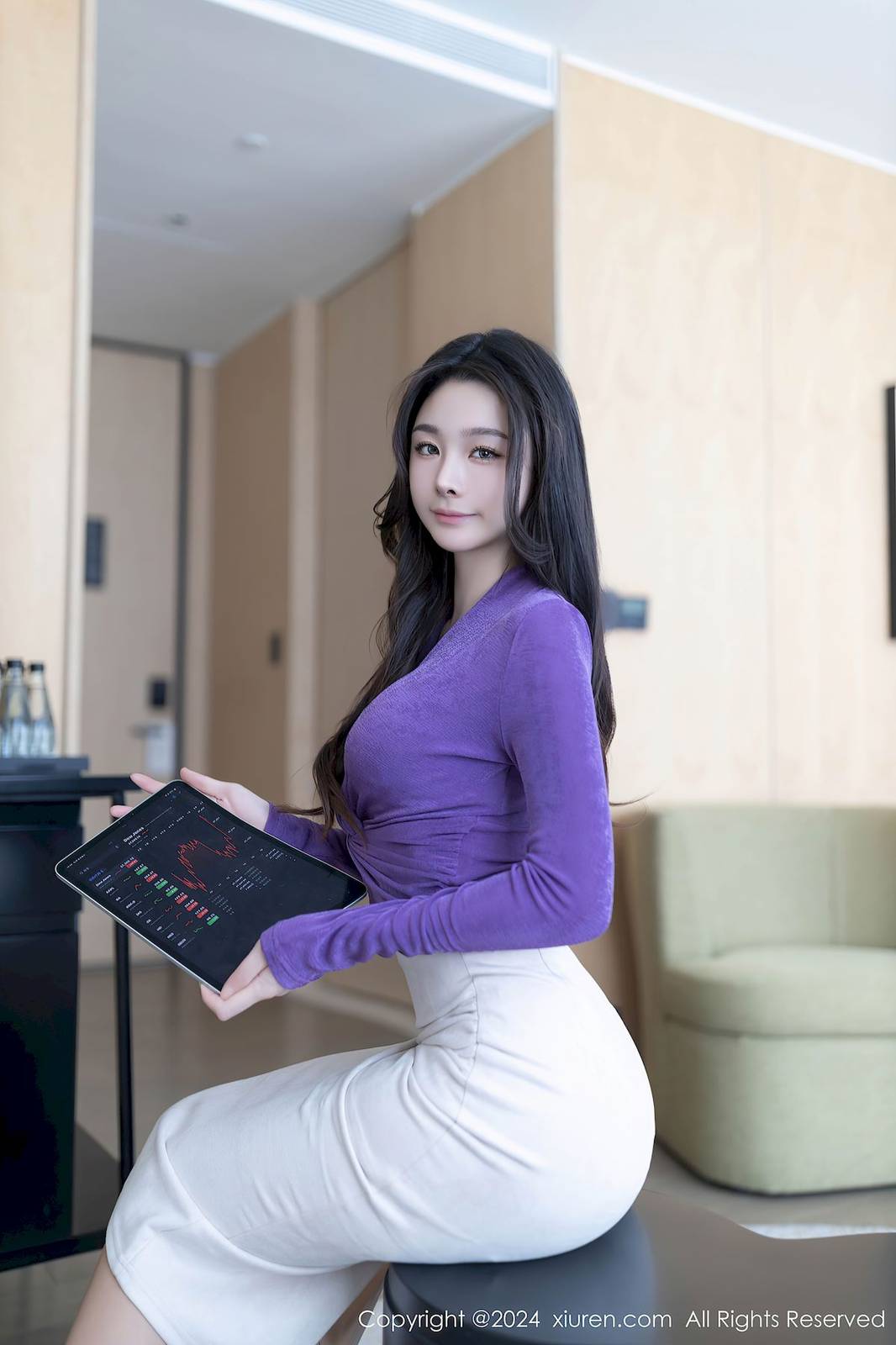 秀人网模特逗逗DouDou紫色上衣搭配白色长裙性感写真-5