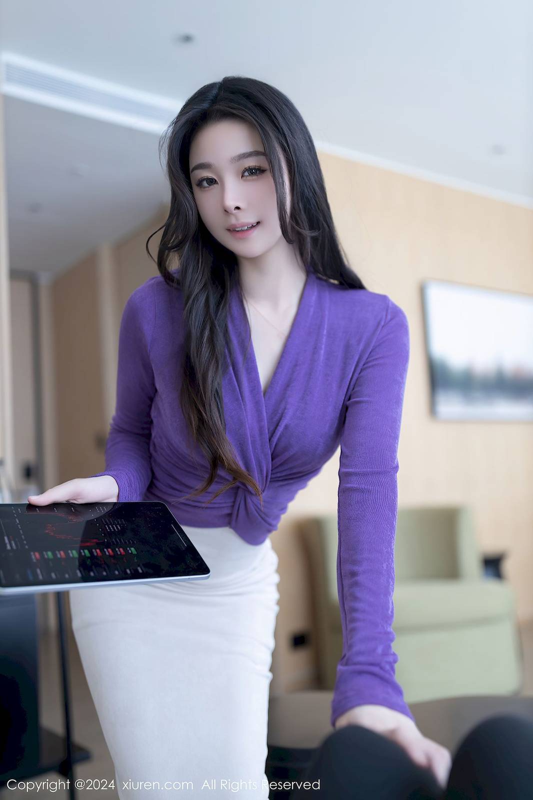 秀人网模特逗逗DouDou紫色上衣搭配白色长裙性感写真-9